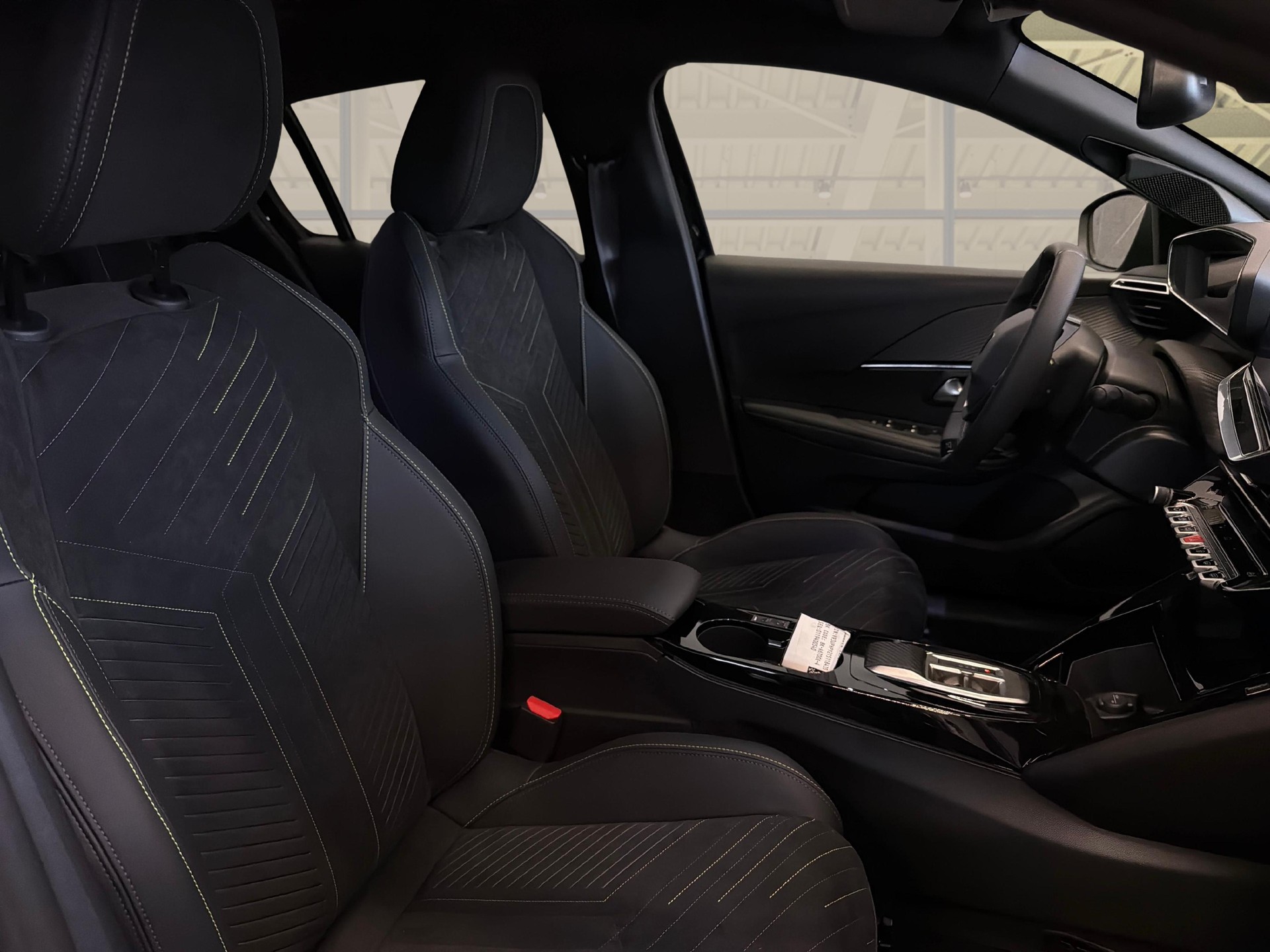 PEUGEOT 208 1.2 Hybrid 145 GT Exclusive-image-9