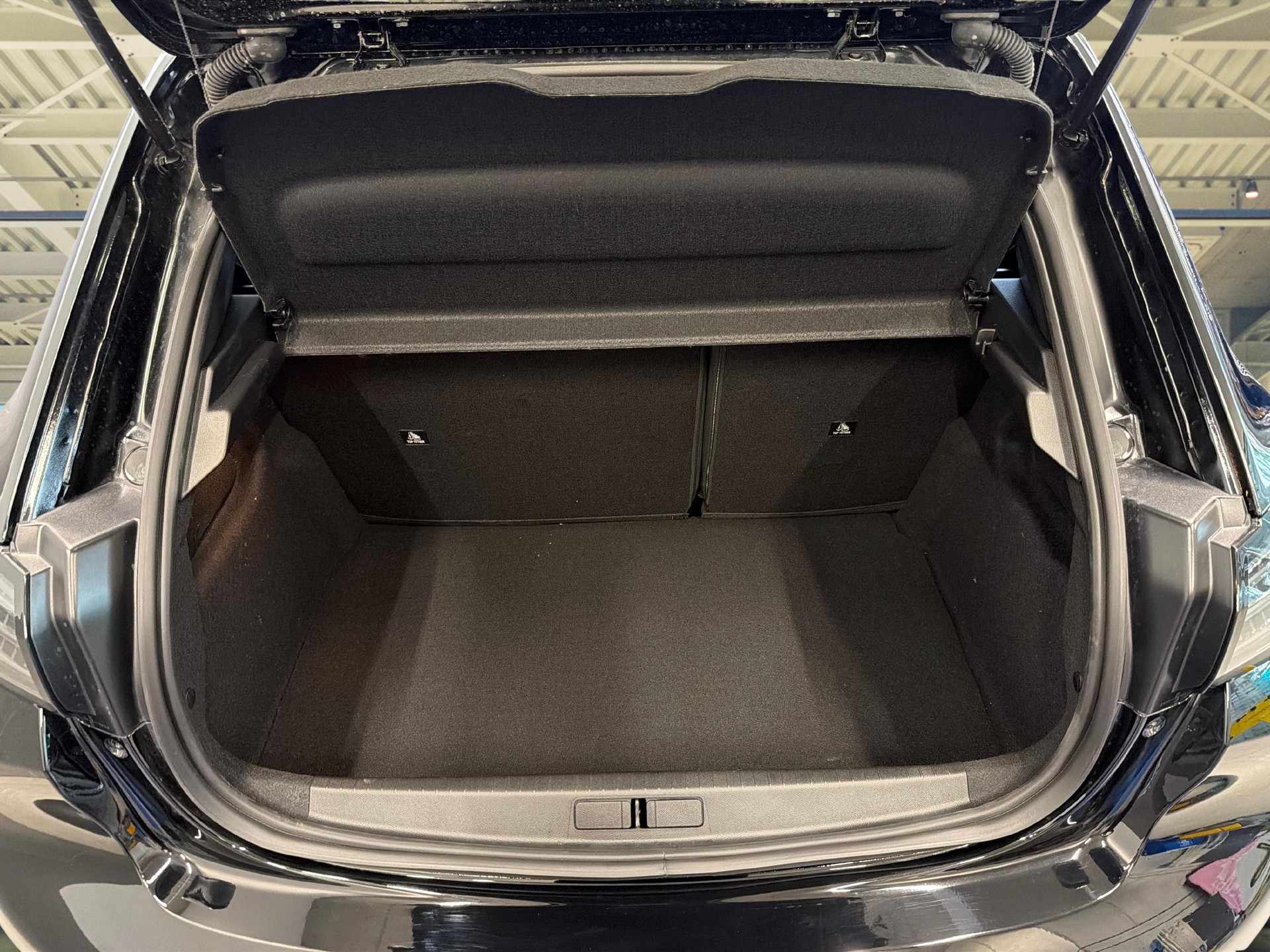 PEUGEOT 208 1.2 Hybrid 145 GT Exclusive-image-11