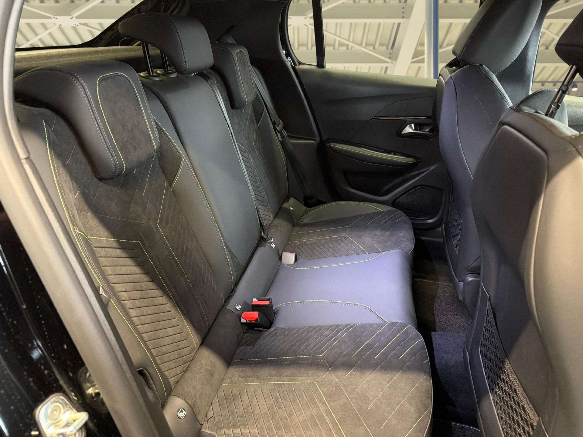 PEUGEOT 208 1.2 Hybrid 145 GT Exclusive-image-10