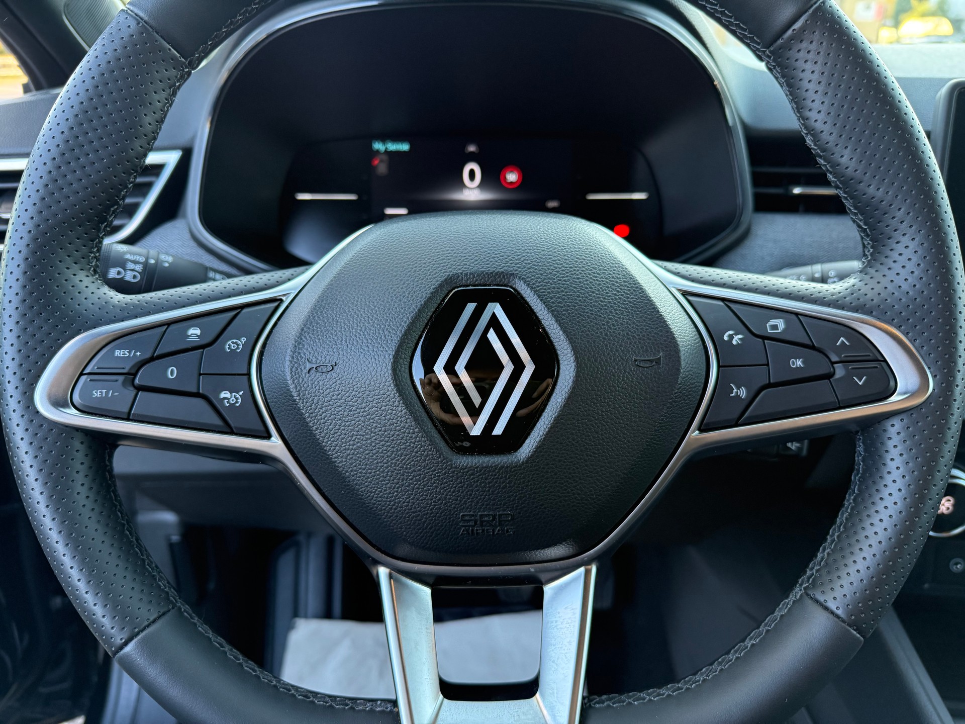RENAULT Clio 1.0 Techno-image-11