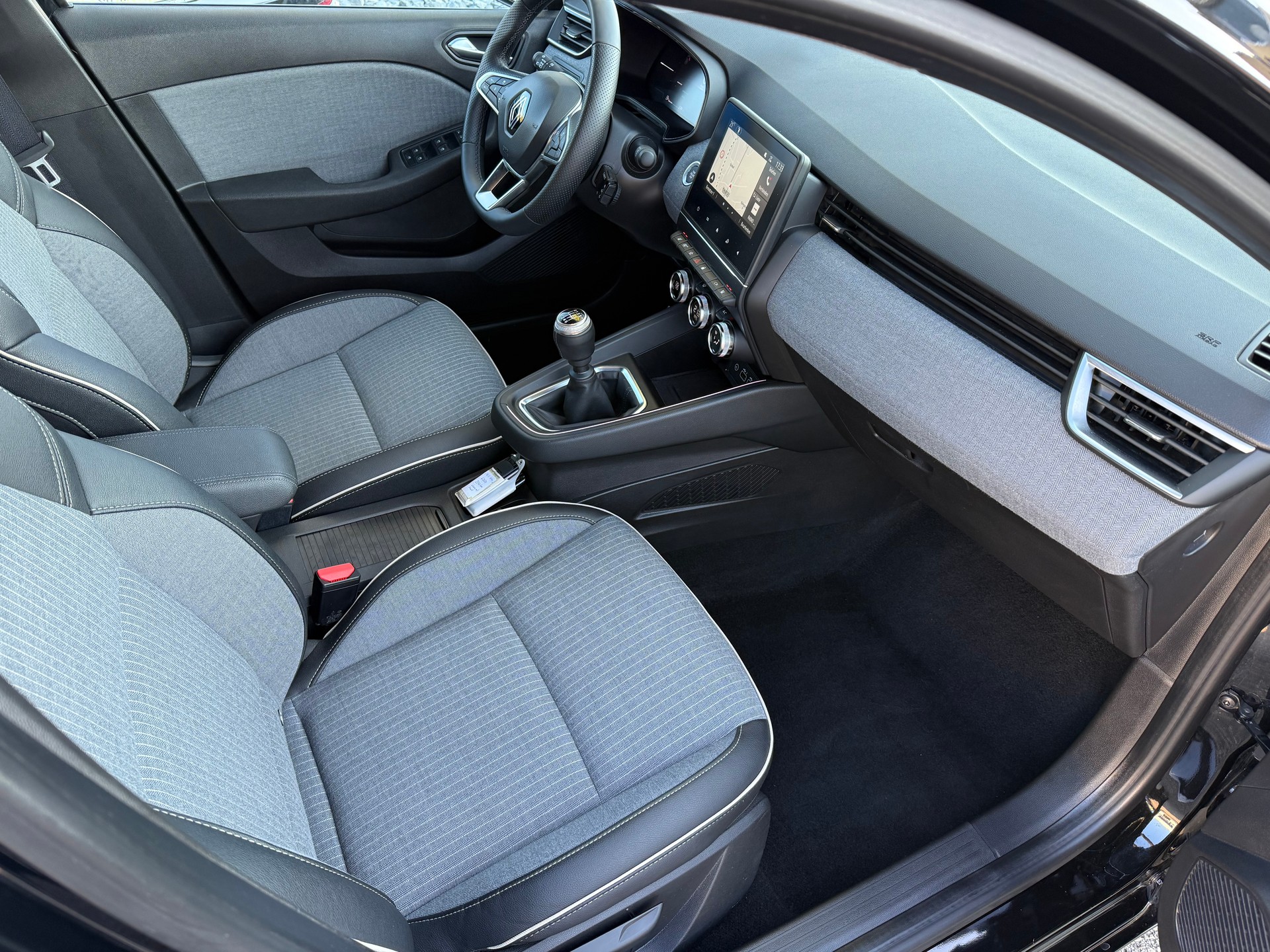 RENAULT Clio 1.0 Techno-image-8
