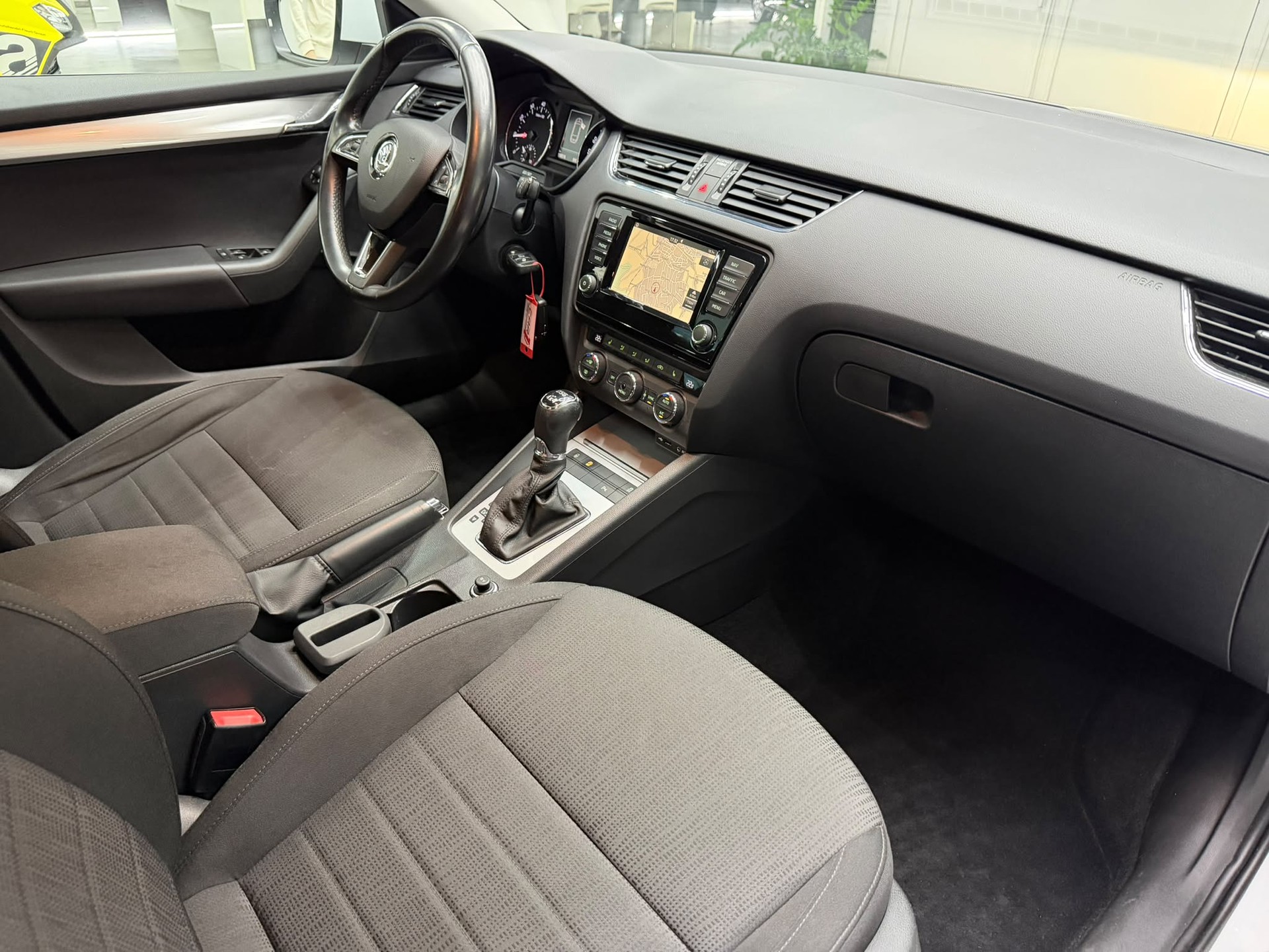 SKODA Octavia Combi 1.8 TSI Ambition 4x4 DSG-image-7
