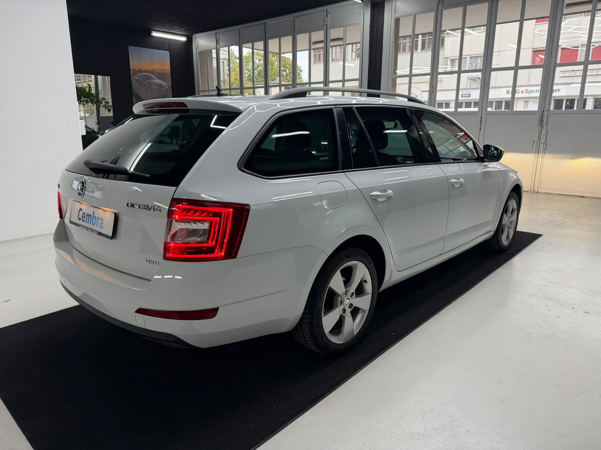 SKODA Octavia Combi 1.8 TSI Ambition 4x4 DSG-image-10