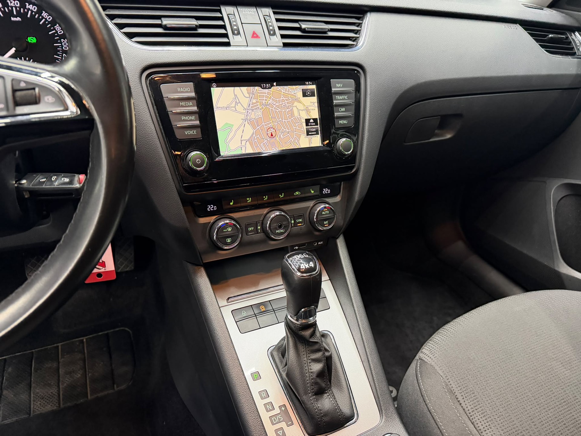 SKODA Octavia Combi 1.8 TSI Ambition 4x4 DSG-image-8