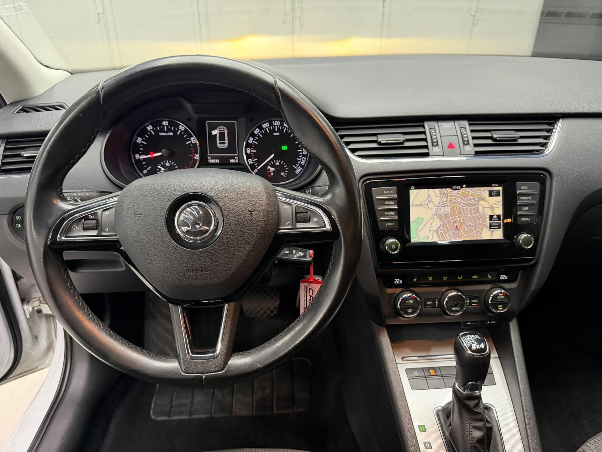 SKODA Octavia Combi 1.8 TSI Ambition 4x4 DSG-image-4