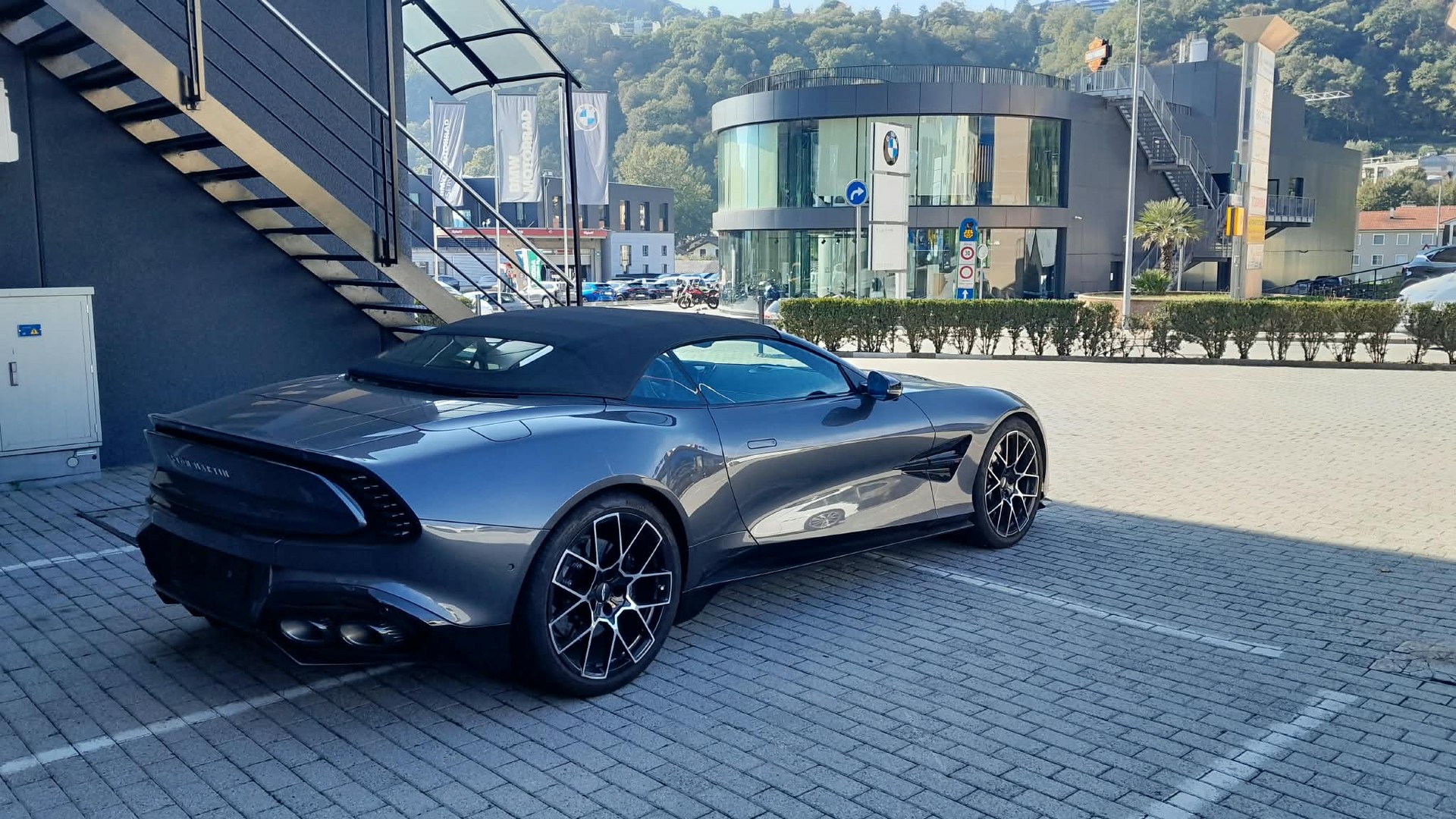 ASTON MARTIN Vanquish Volante-image-2