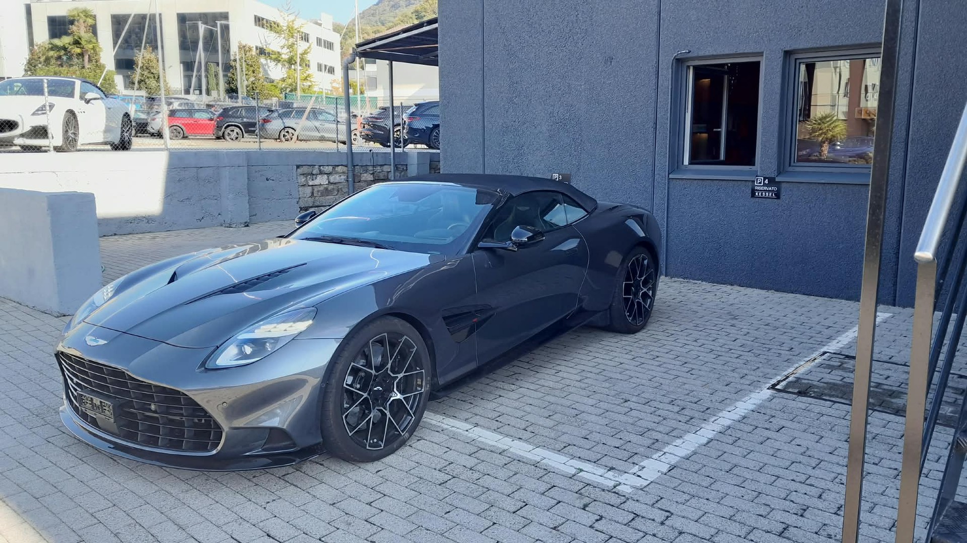 ASTON MARTIN Vanquish Volante
