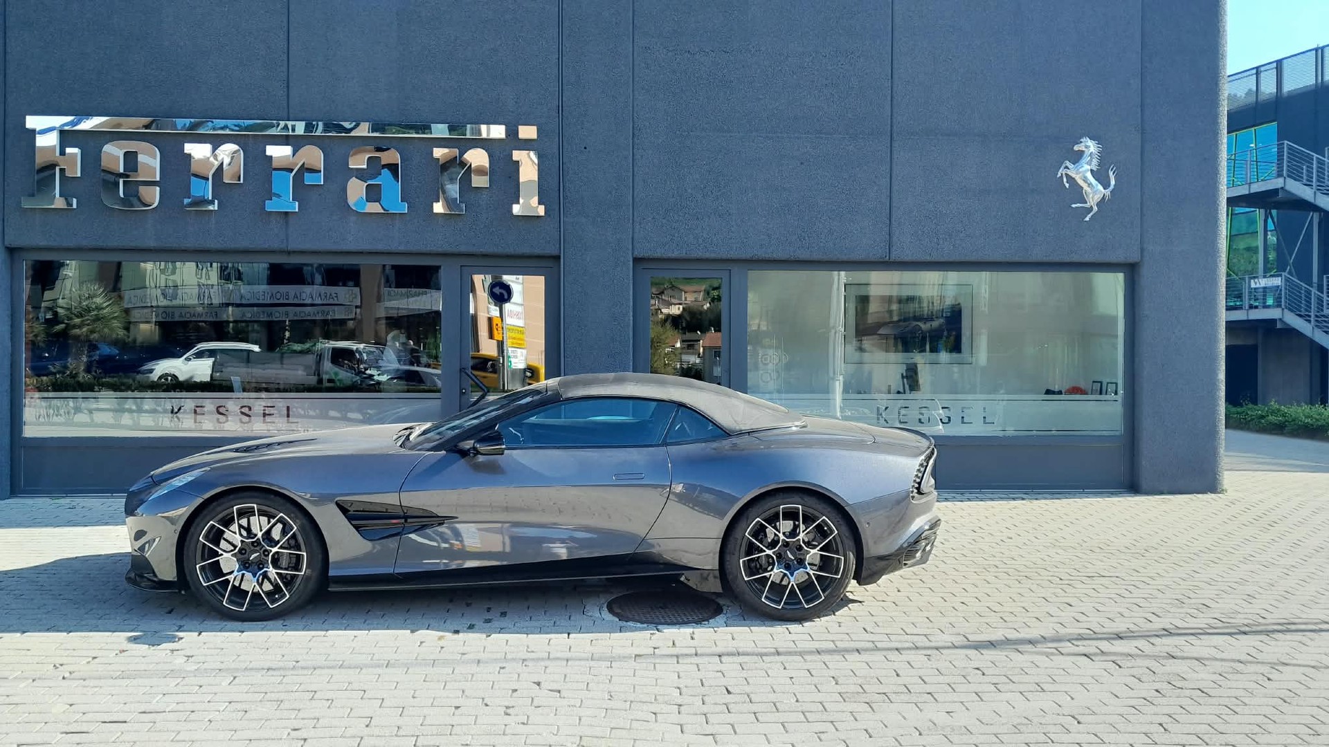 ASTON MARTIN Vanquish Volante-image-1