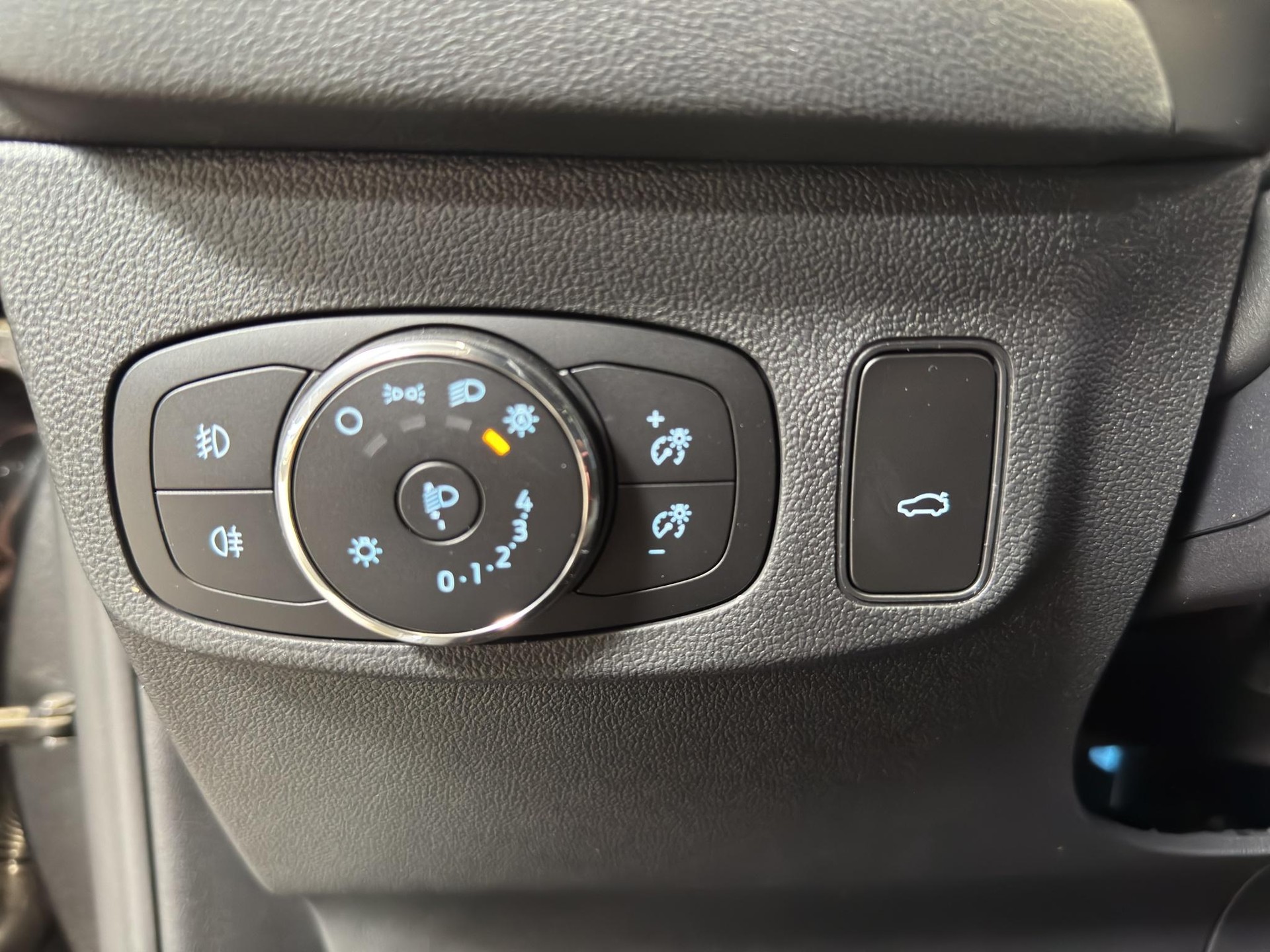 FORD Focus 1.0i EcoB Hybrid 155 ST-Line X-image-9