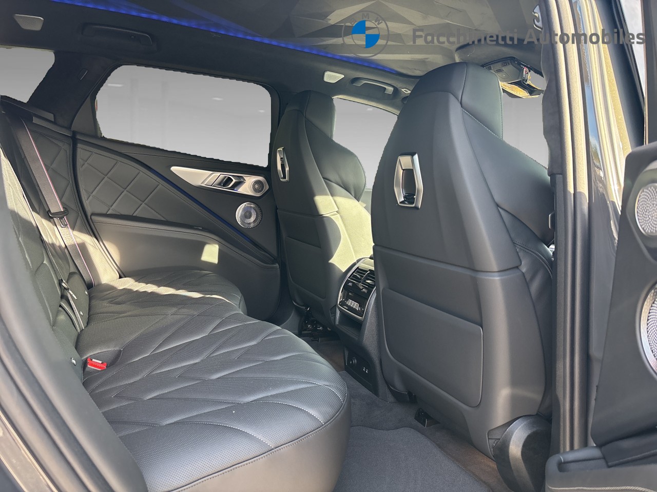 BMW XM xDrive 50e PHEV Steptronic-image-11