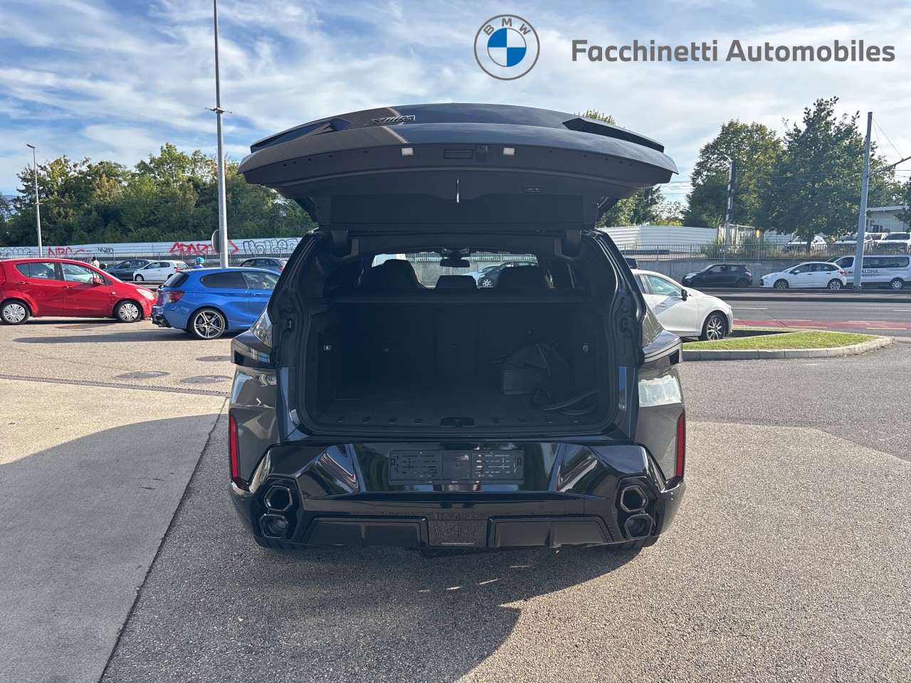 BMW XM xDrive 50e PHEV Steptronic-image-12