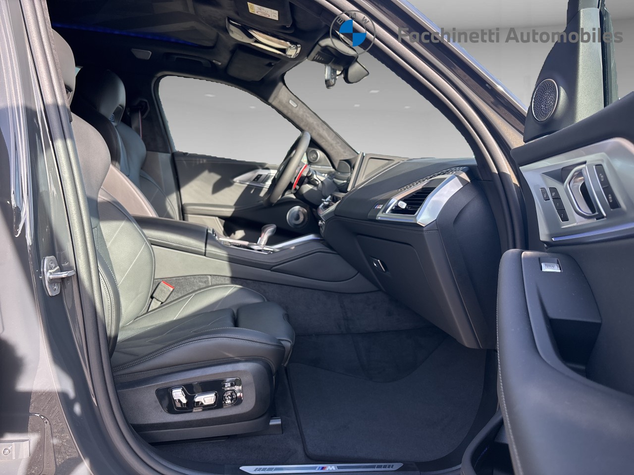 BMW XM xDrive 50e PHEV Steptronic-image-13