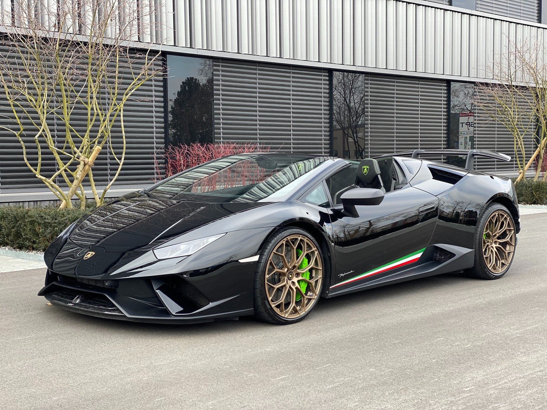 LAMBORGHINI Huracan LP640-4 Spyder Performante DCT-image-2
