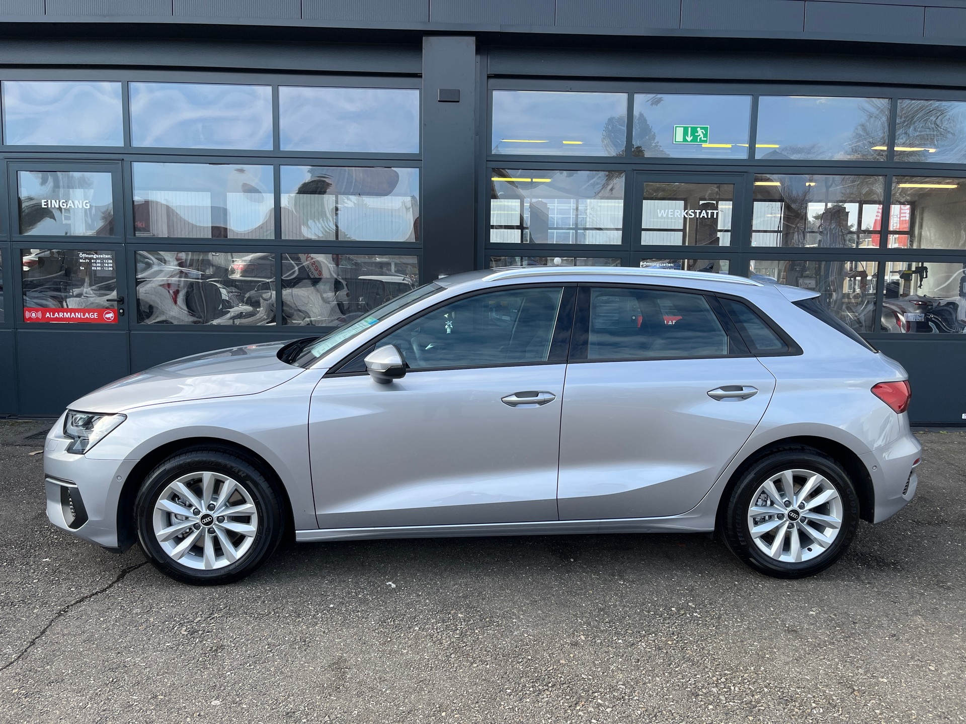 AUDI A3 Sportback 35 TFSI Attraction S-tronic-image-2