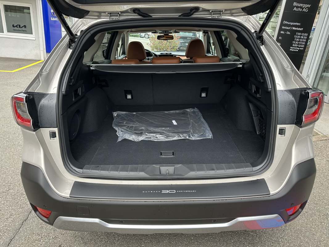 SUBARU Outback 2.5i Luxury 30th Anniversary Edition-image-6