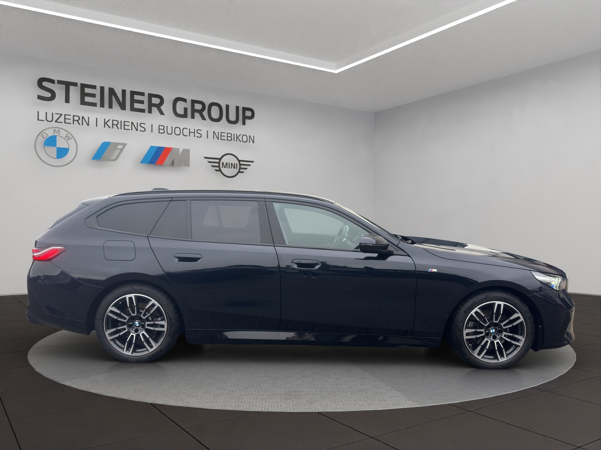 BMW 520d xDrive 48V Touring M Sport Steptronic-image-3