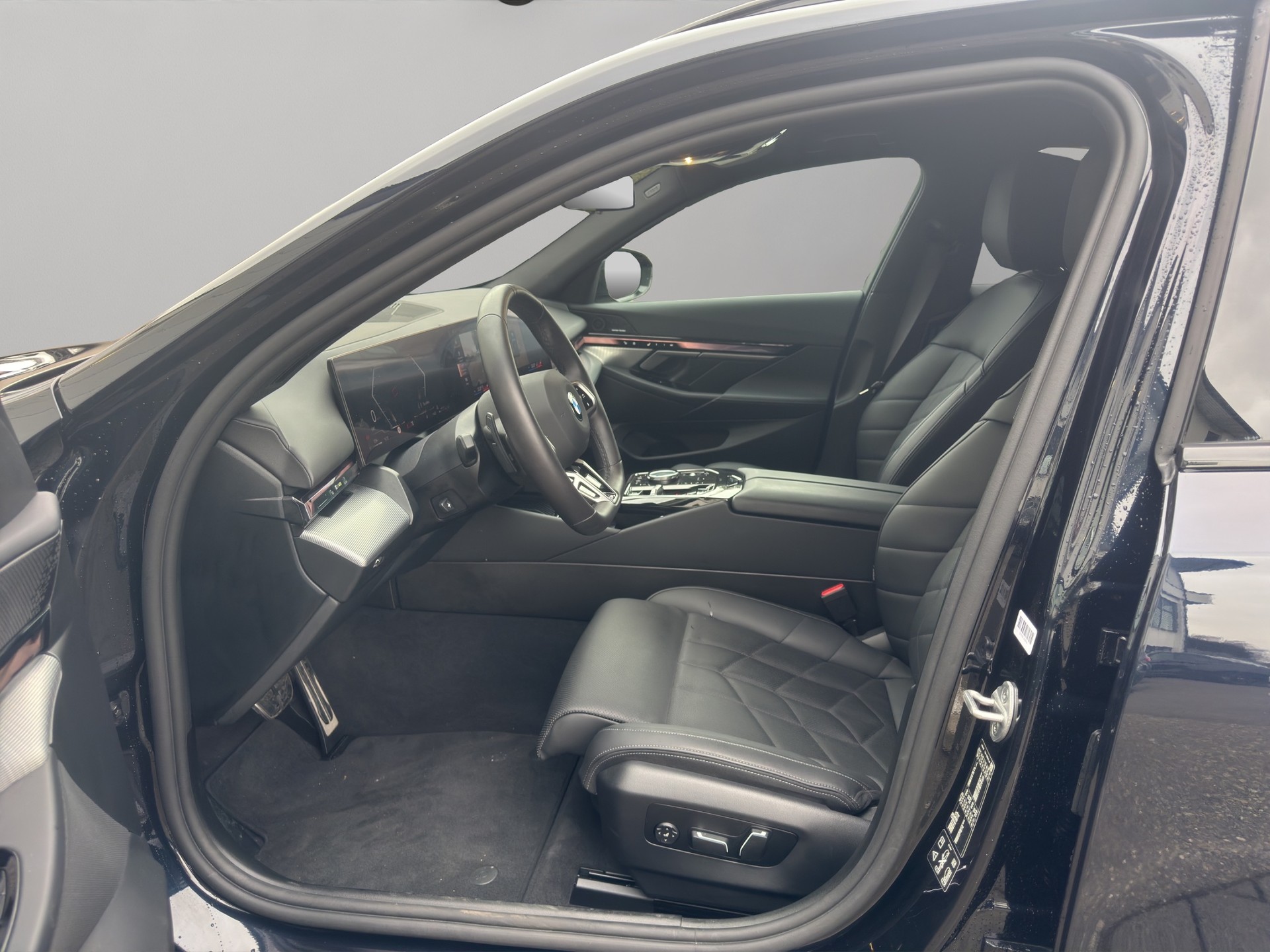 BMW 520d xDrive 48V Touring M Sport Steptronic-image-14