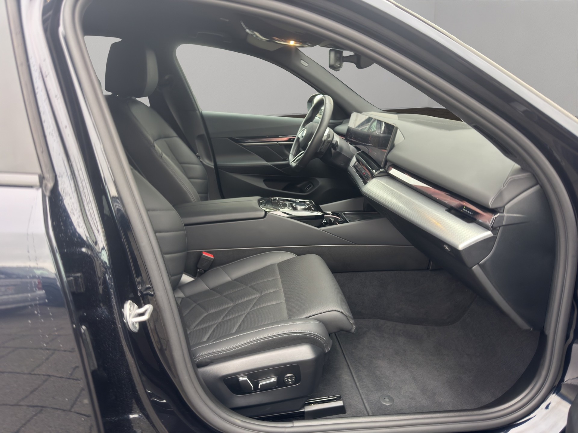 BMW 520d xDrive 48V Touring M Sport Steptronic-image-18