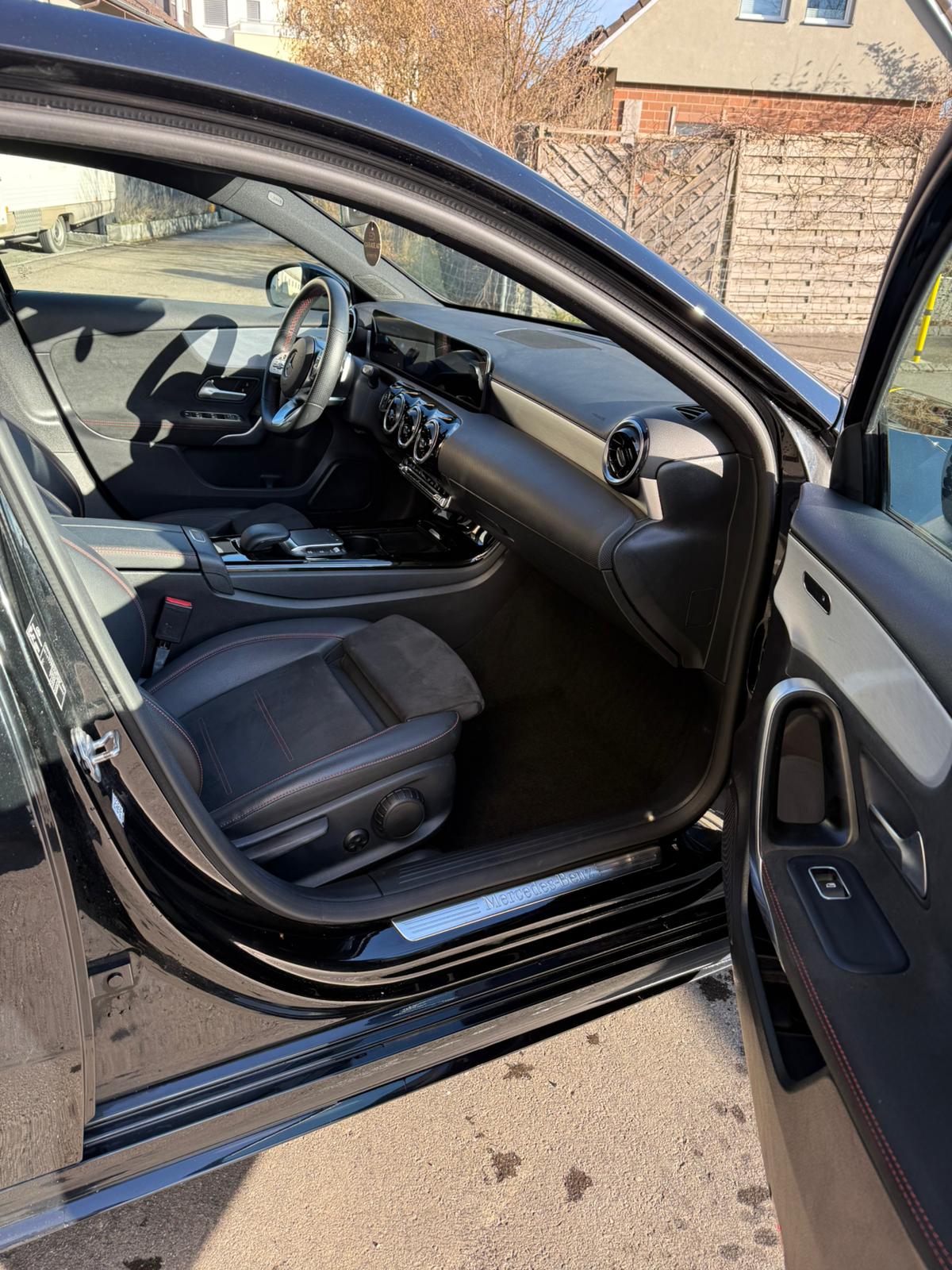 MERCEDES-BENZ A 200 d 4Matic AMG Line-image-12