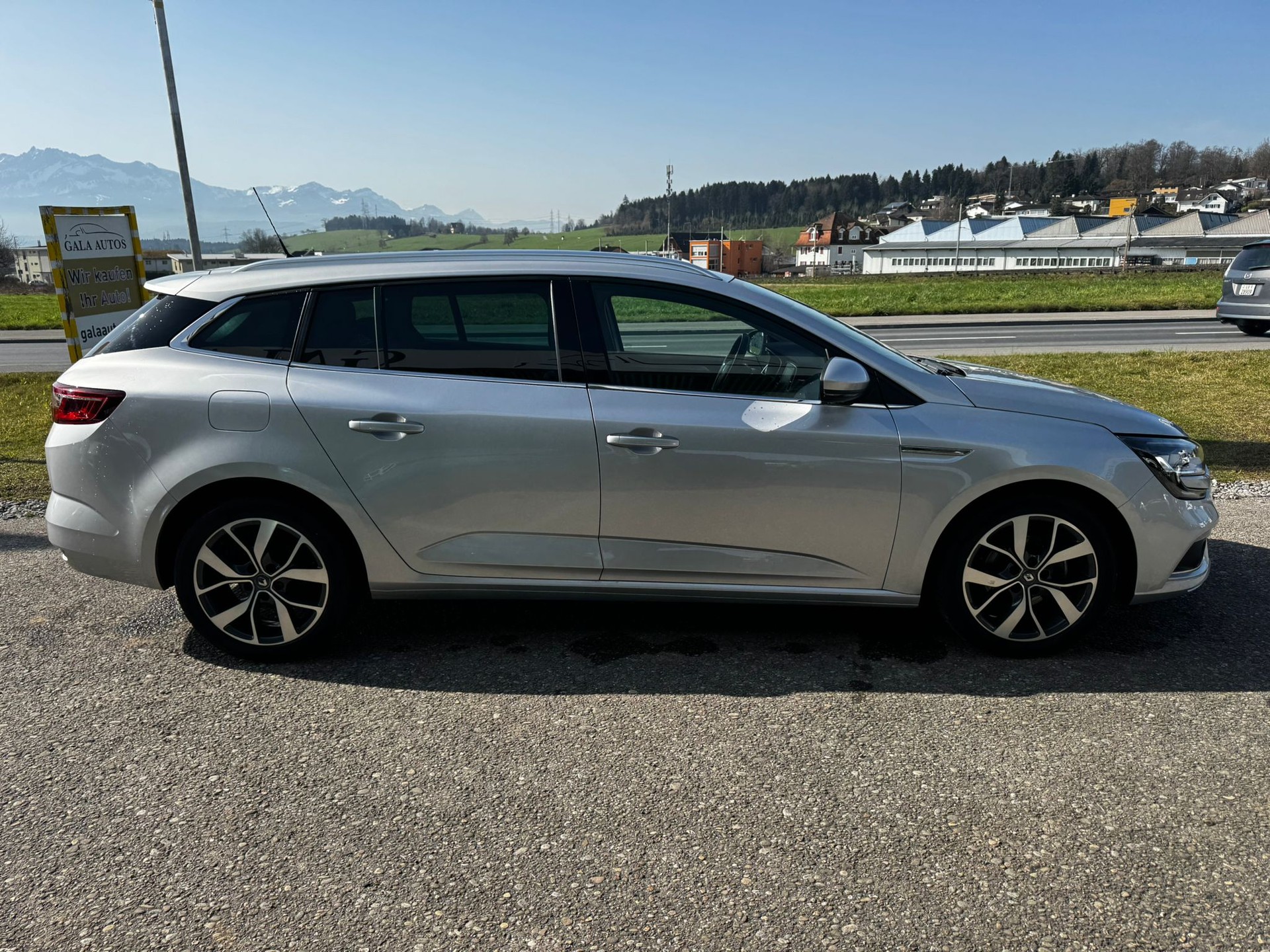RENAULT Mégane Grandtour 1.2 16V Turbo Zen EDC-image-3