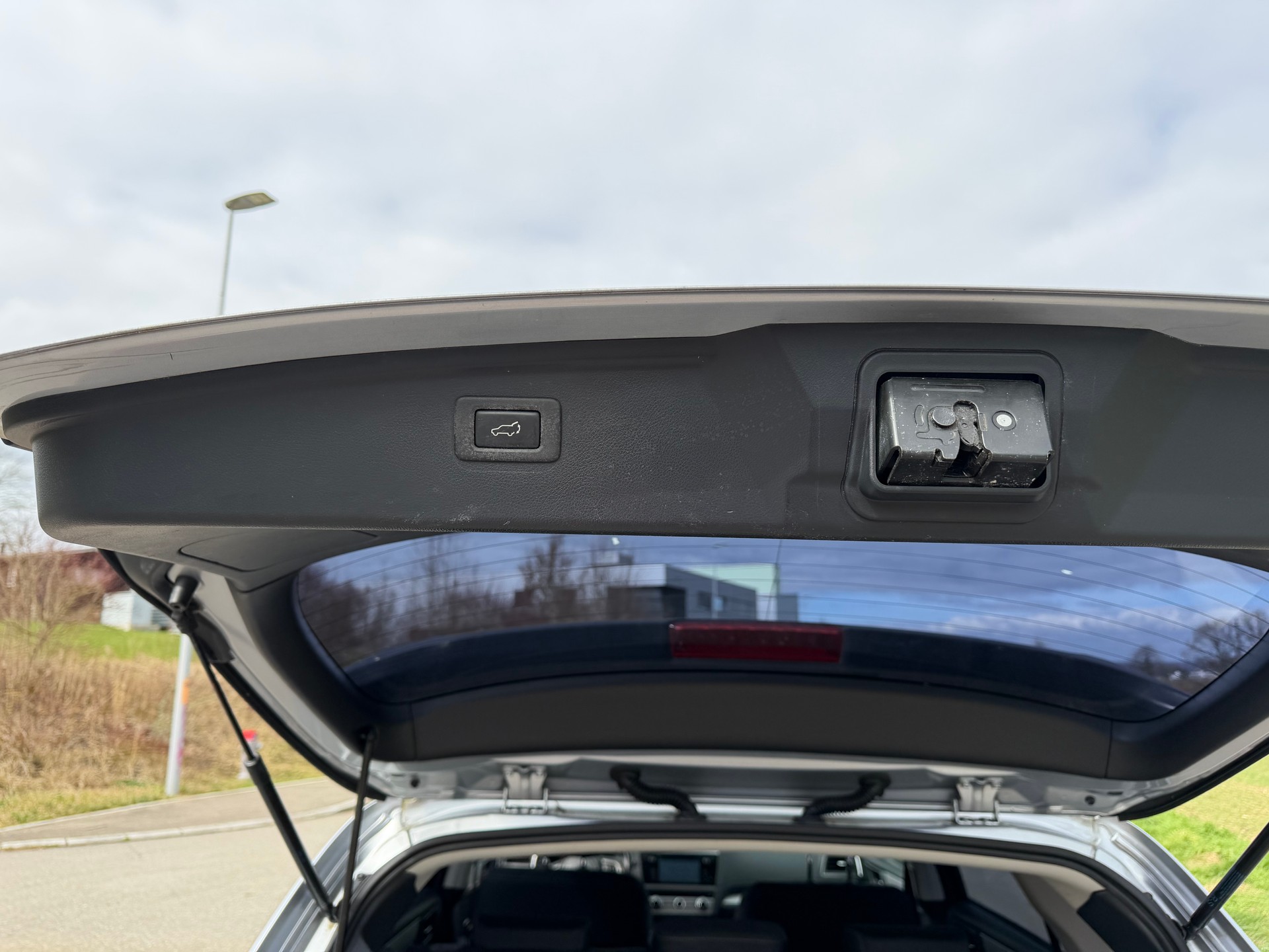 SUBARU Outback 2.0D Swiss AWD Lineartronic-image-4