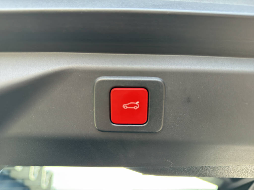 PEUGEOT 3008 Electrique 210ch GT-image-12