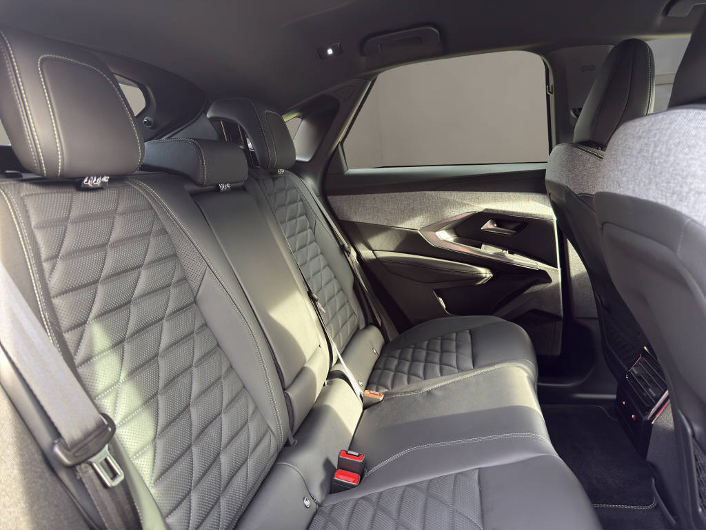 PEUGEOT 3008 Electrique 210ch GT-image-6