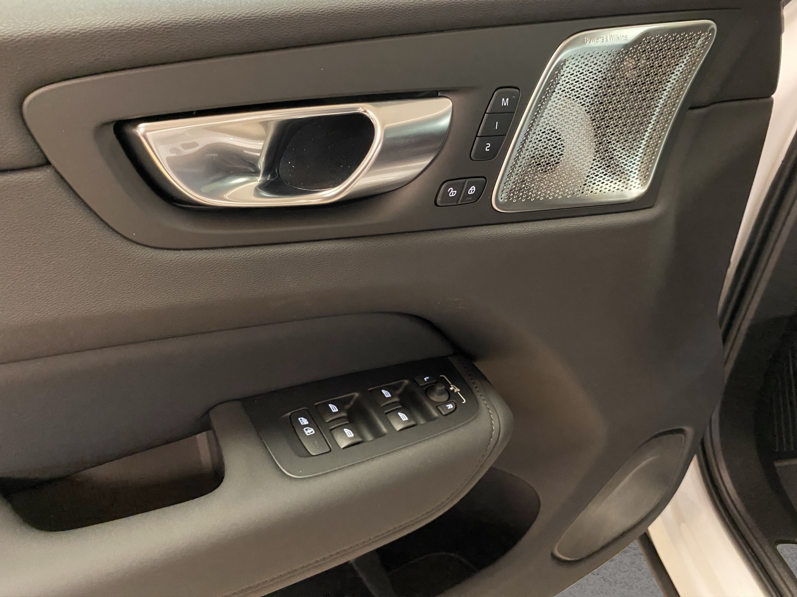 VOLVO XC60 T8 eAWD PluginHybrid Ultra Dark Geartronic-image-8