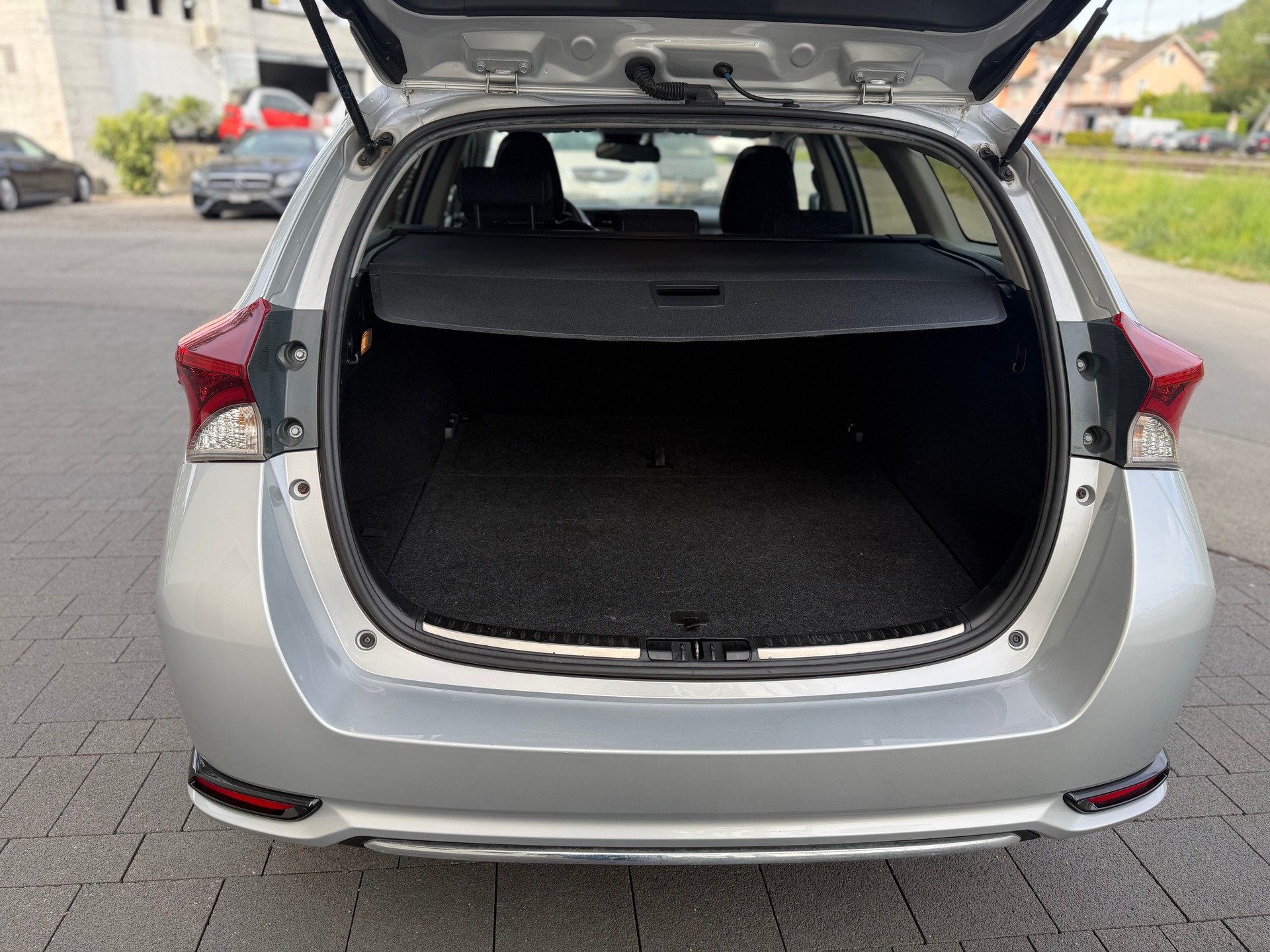TOYOTA Auris Touring Sports 1.8 HSD Premium e-CVT-image-8