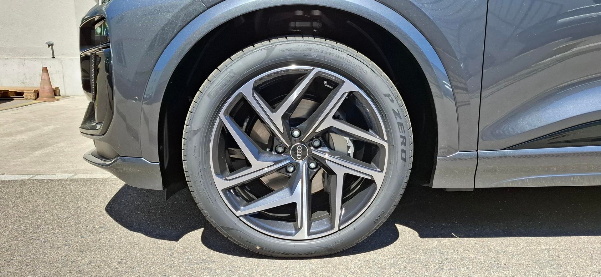 AUDI Q6 e-tron quattro-image-6