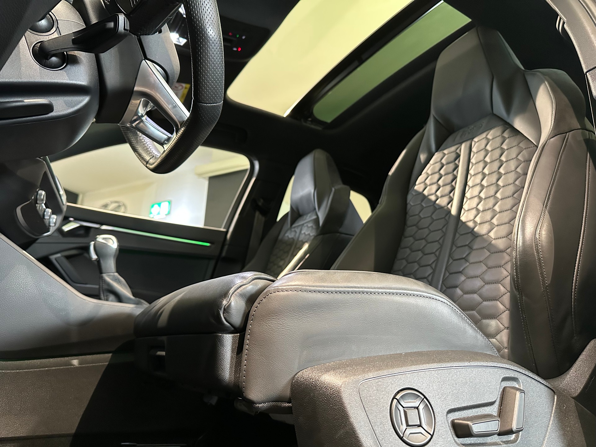 AUDI RS Q3 Sportback 2.5 TFSI quattro-image-8