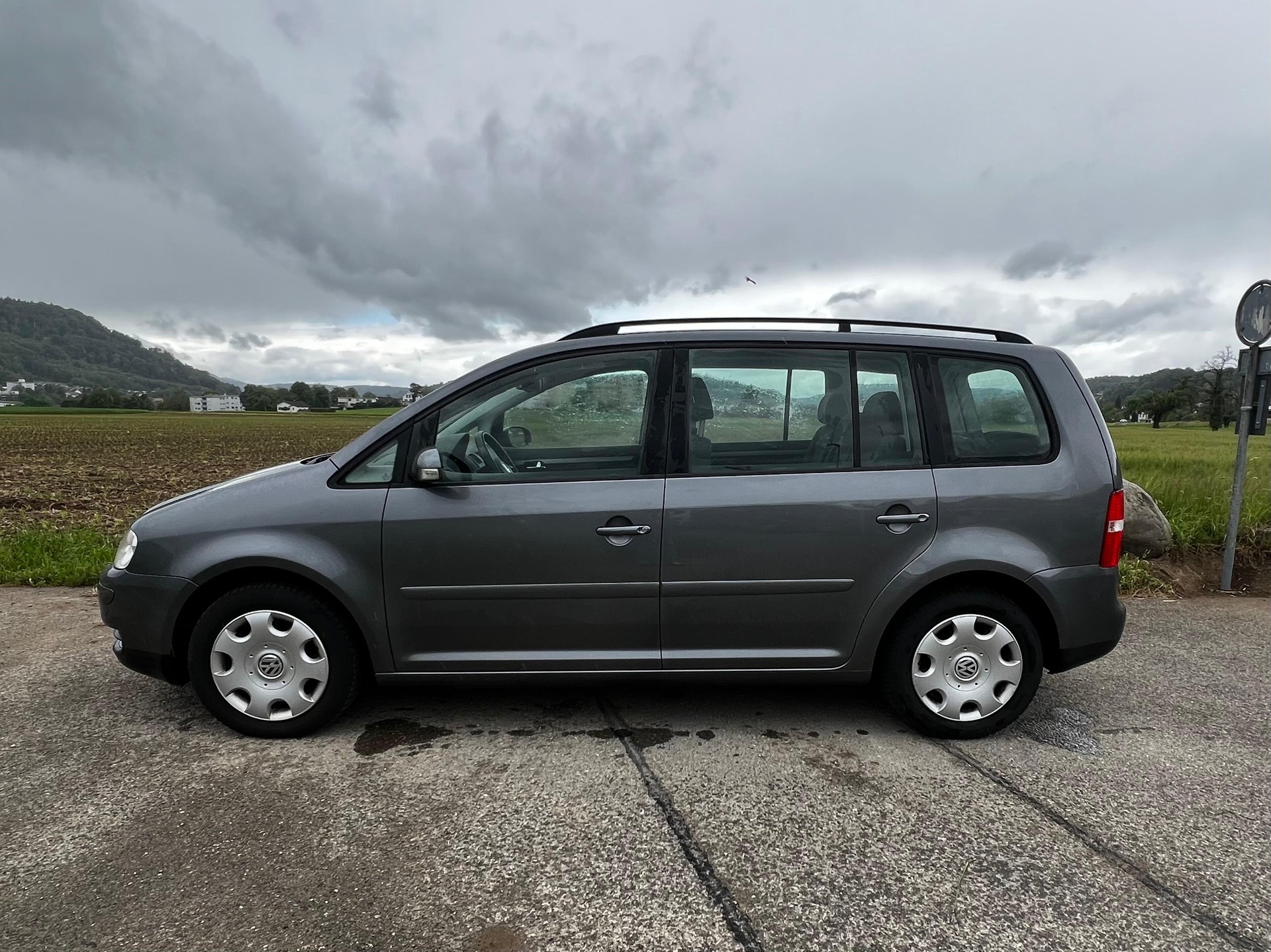 VW Touran 2.0 FSI Trendline-image-1