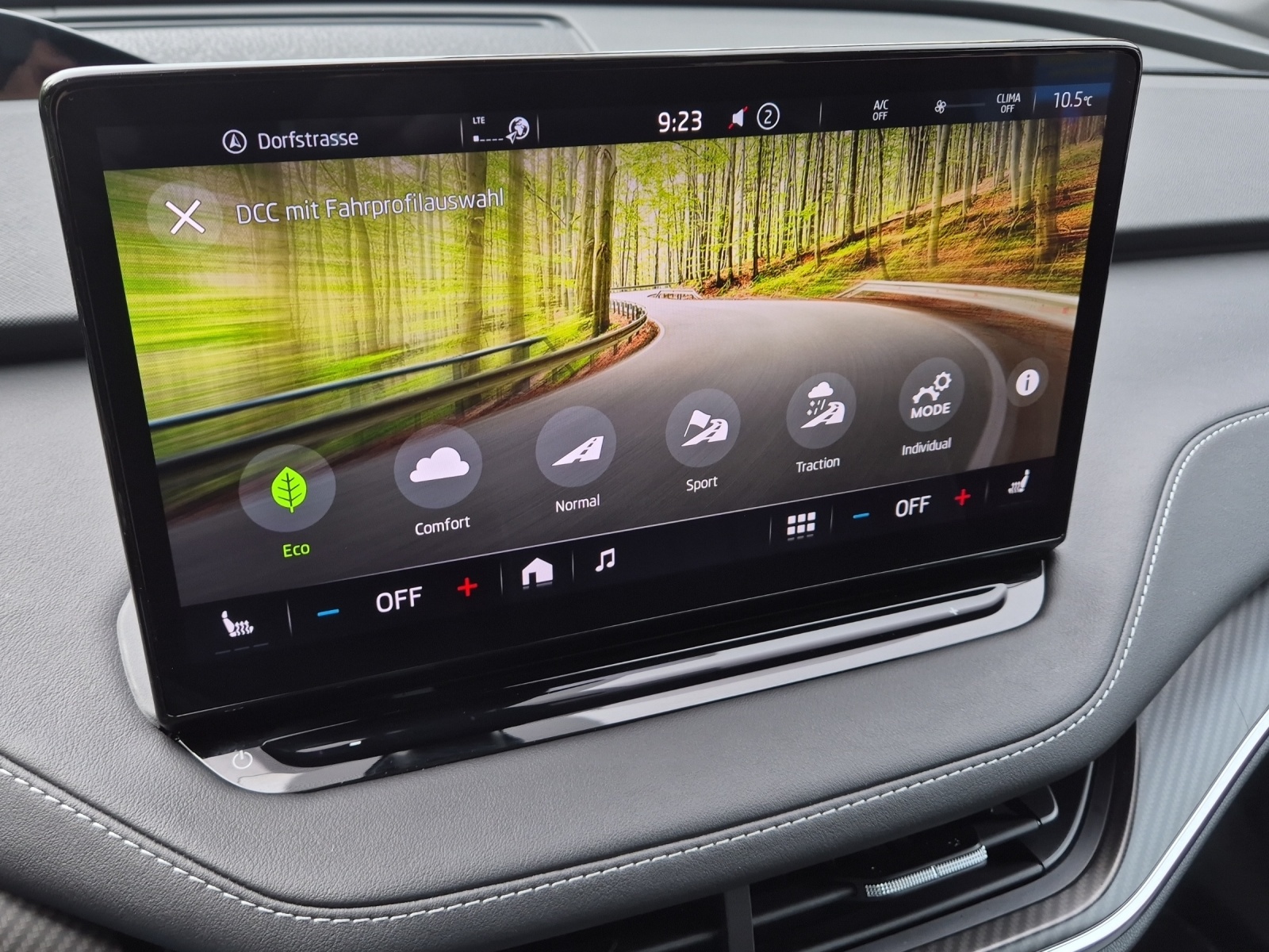 SKODA Enyaq Coupé RS iV 80 4x4*360 ° Kamera*Anhängerkupplung*Head- Up Display*-image-17