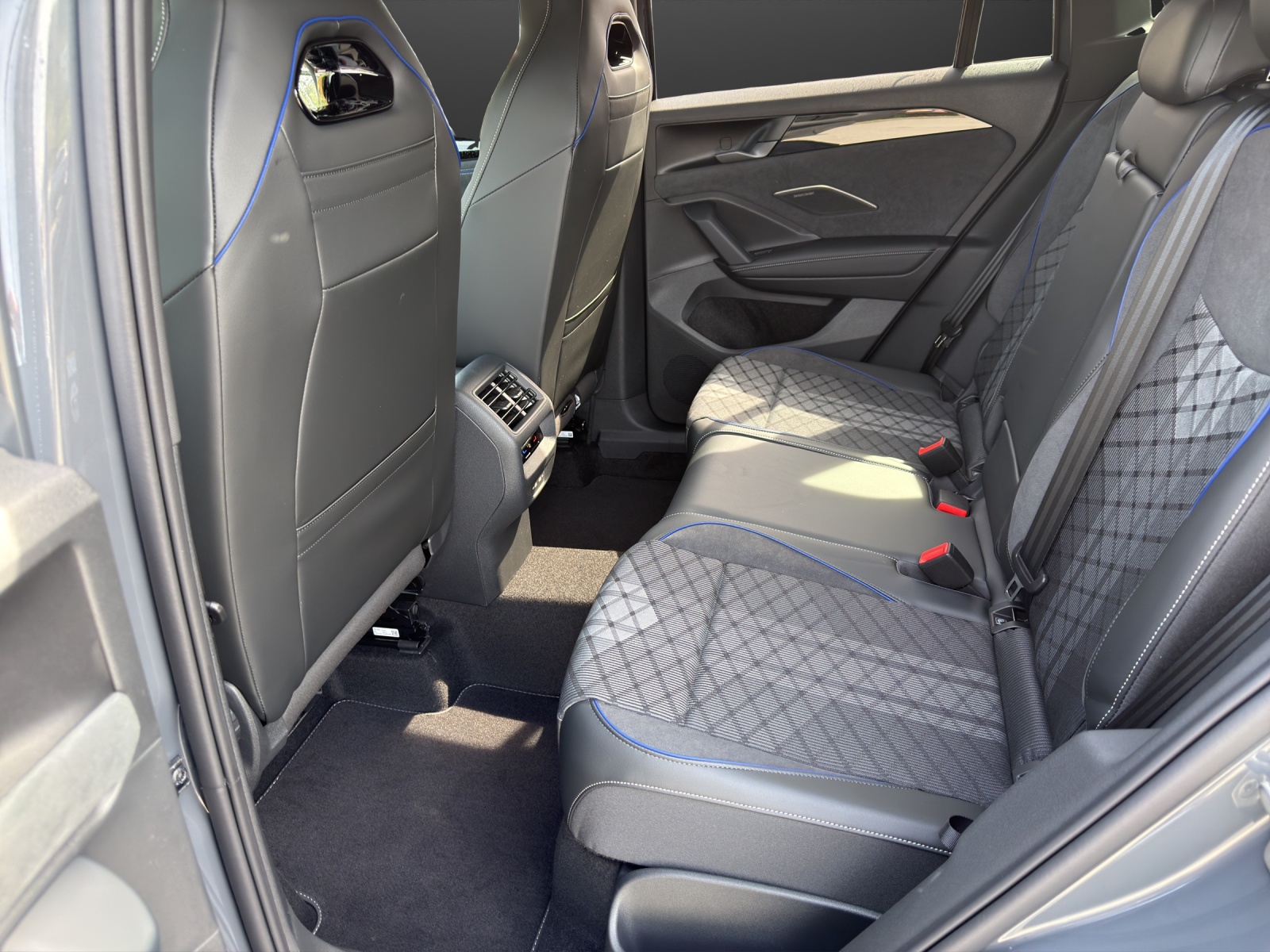 VW Tiguan 2.0 TDI SCR R-Line 4Motion DSG-image-8