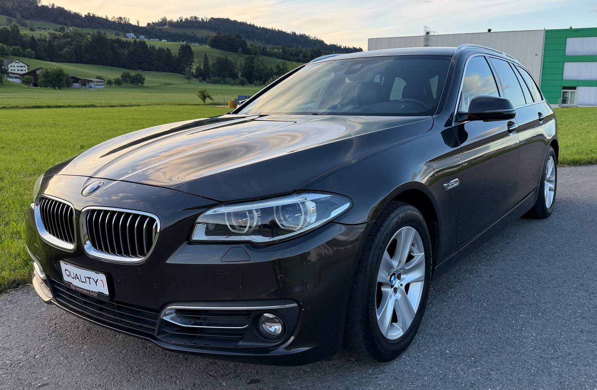 BMW 525d Touring xDrive Luxury Line Steptronic-image-0