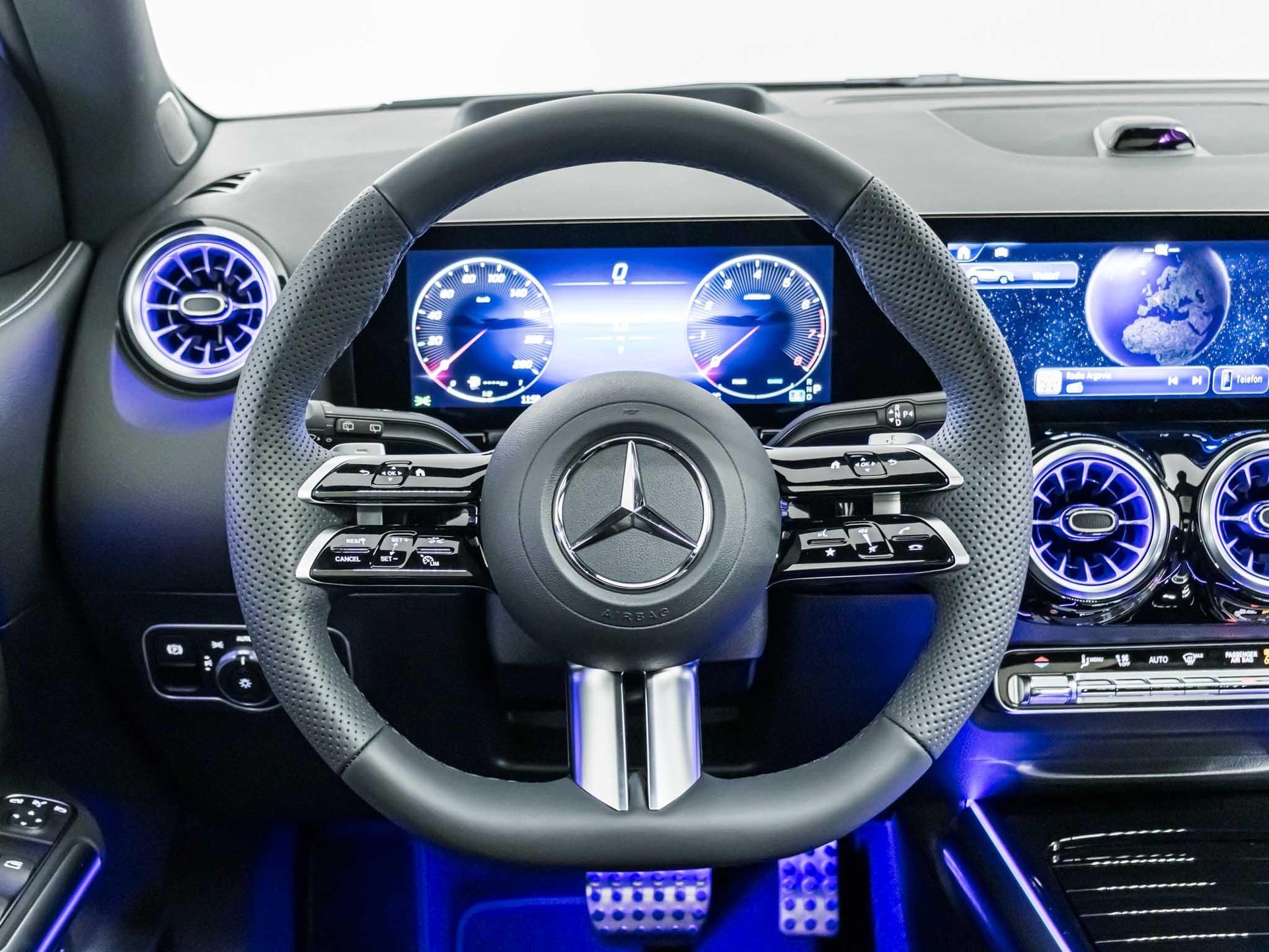 MERCEDES-BENZ GLA 250 4MATIC "Swiss Star"-image-10