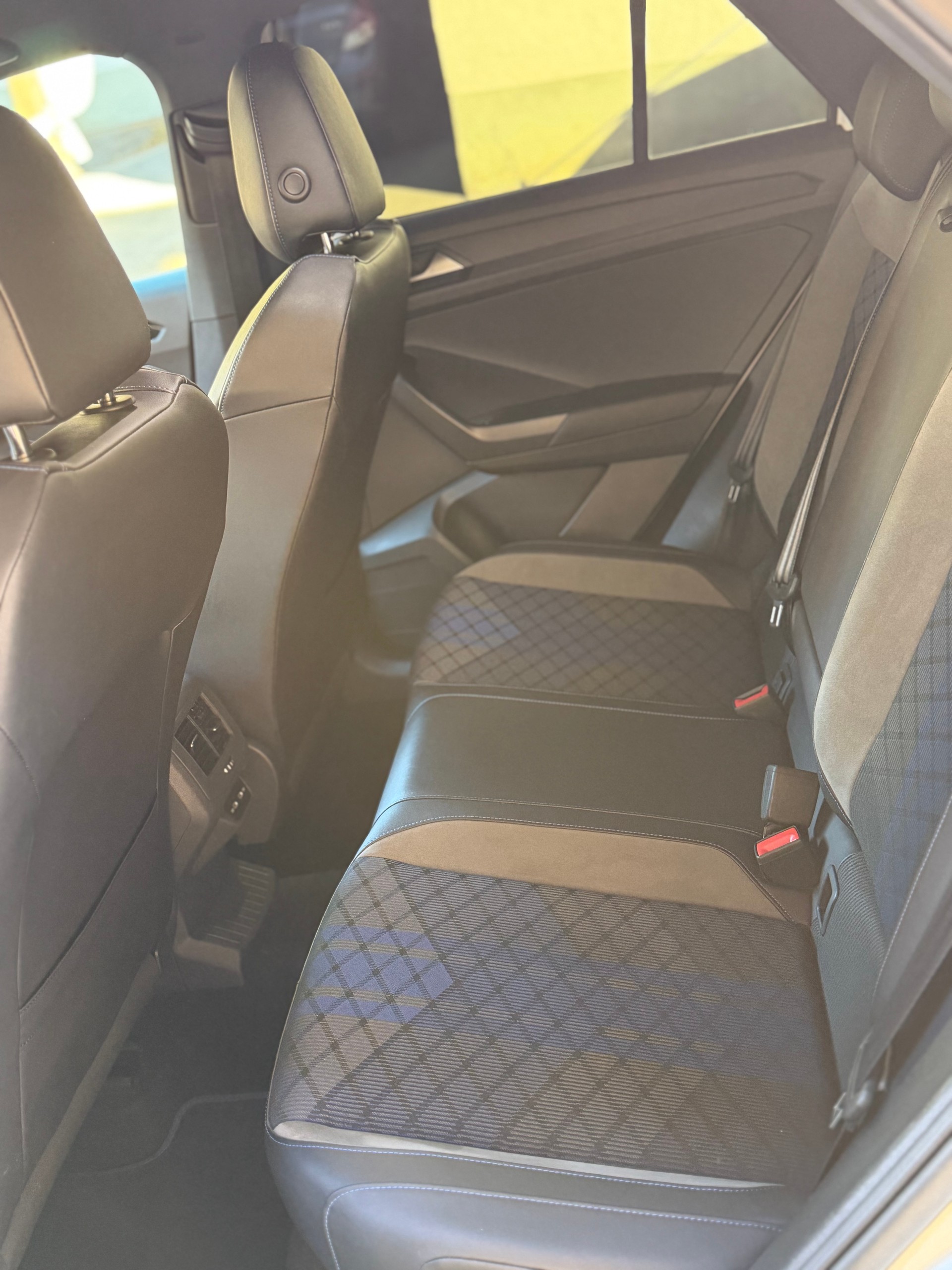 VW 2.0 TSI R DSG 4motion-image-5