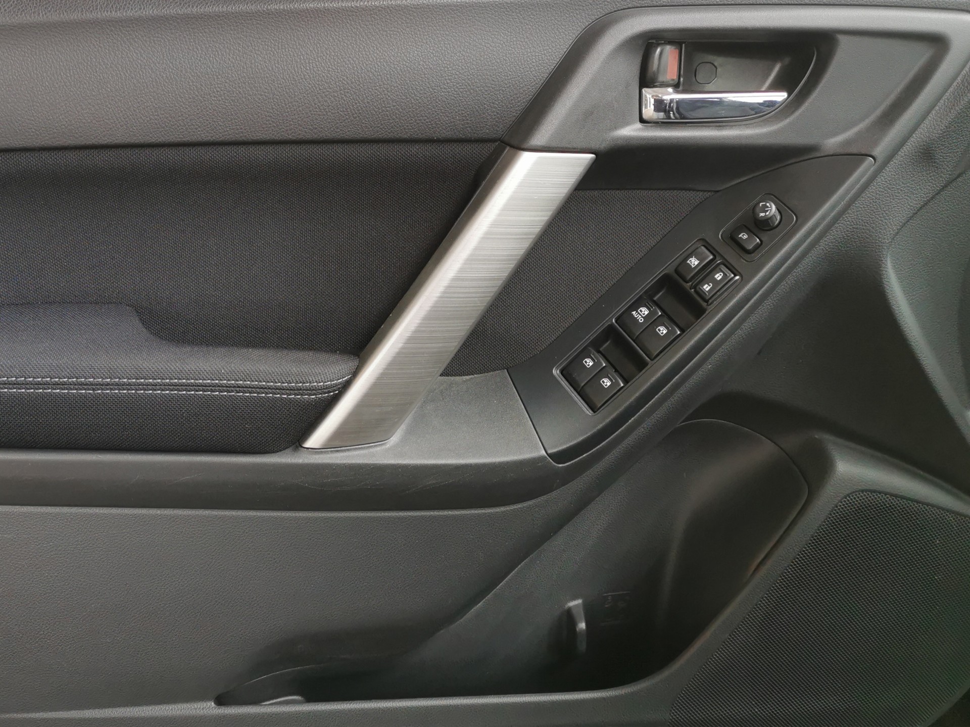 SUBARU Forester 2.0i Swiss-image-12