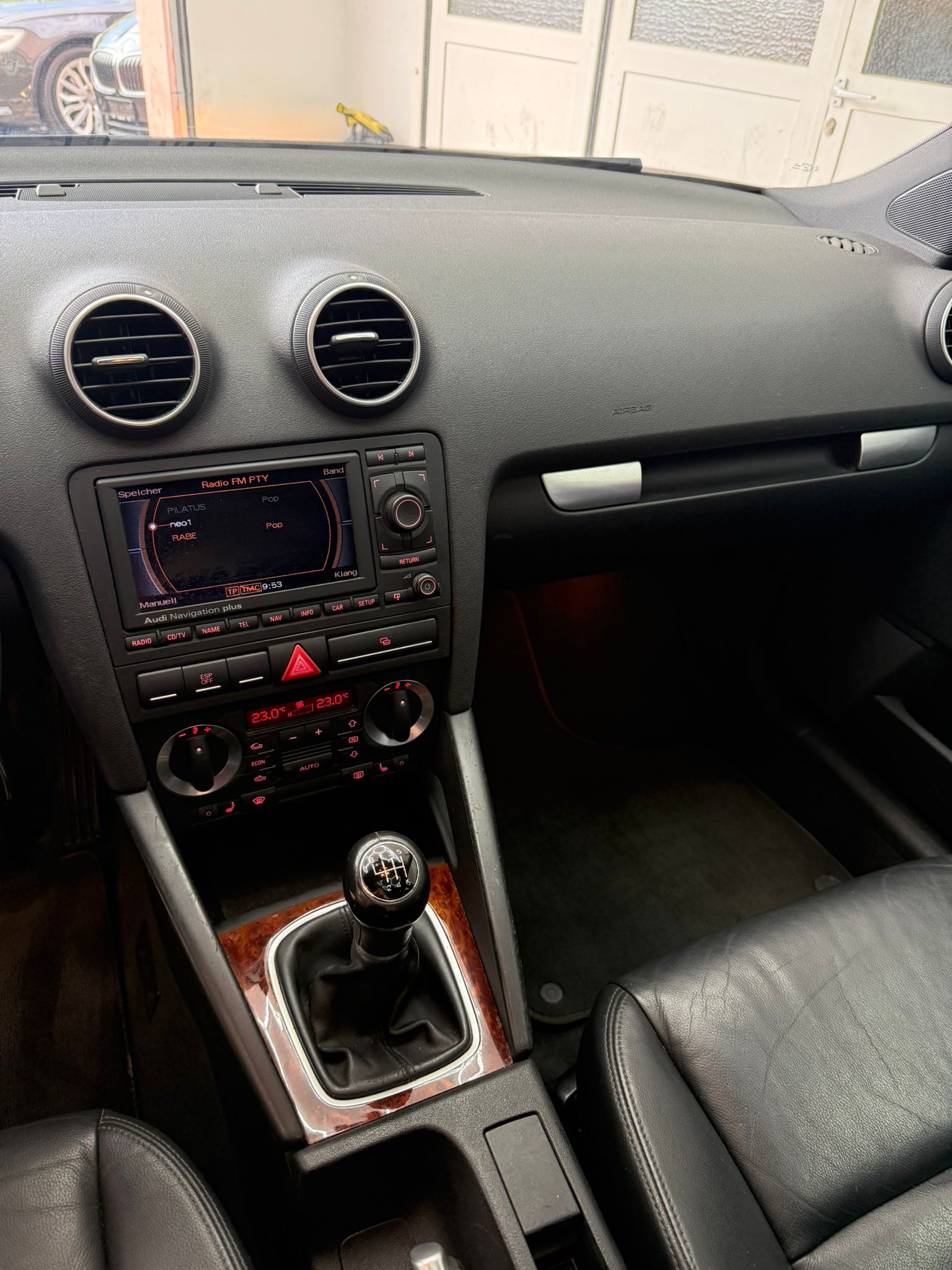AUDI A3 Sportback 2.0 TDI Attraction-image-9