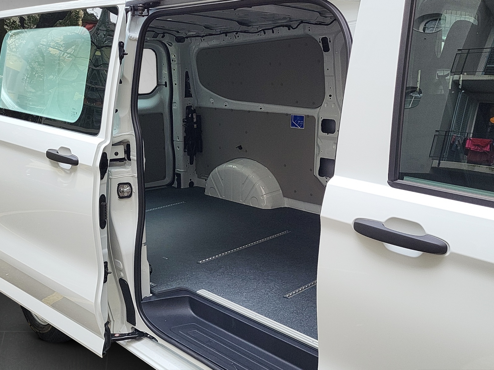 VW Transporter Kastenwagen langer Radstand 2.0TDI 150PS Automat-image-15