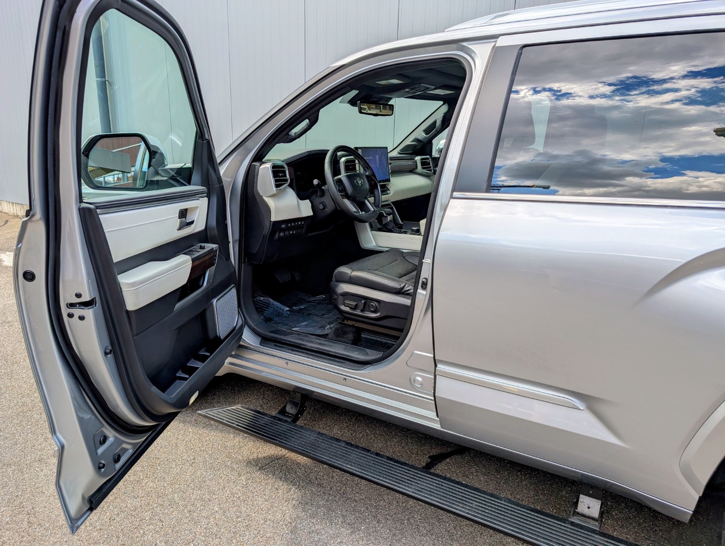 TOYOTA SEQUOIA Capstone Hybrid 4WD-showroom-element-2