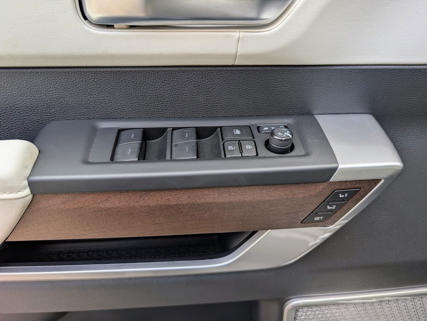 TOYOTA SEQUOIA Capstone Hybrid 4WD-image-8