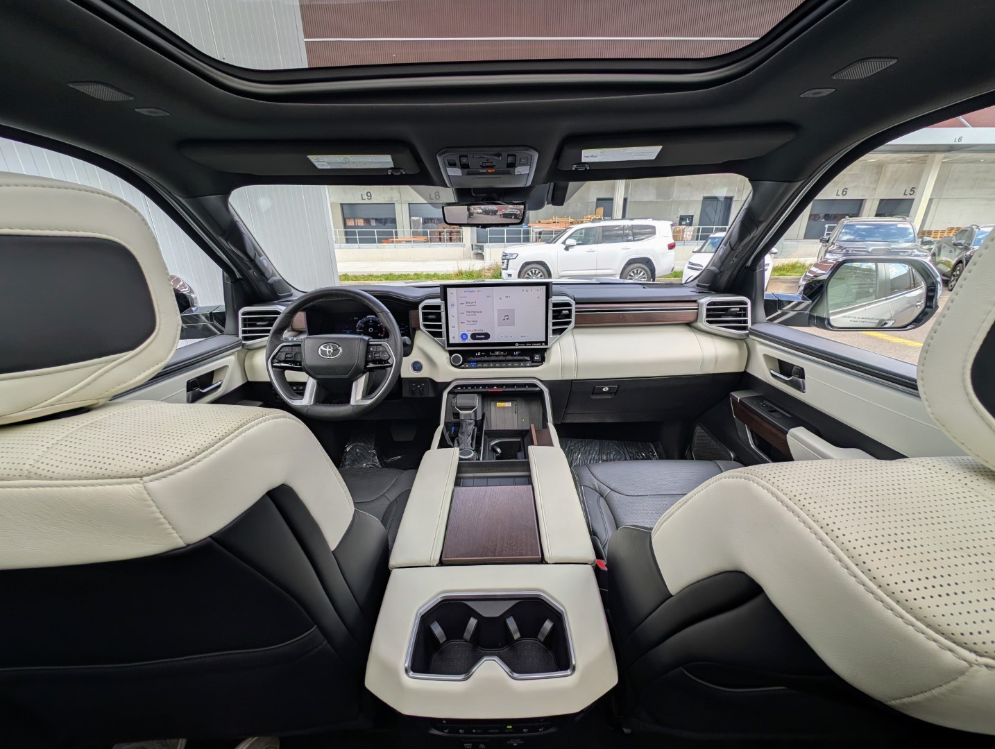 TOYOTA SEQUOIA Capstone Hybrid 4WD-image-4