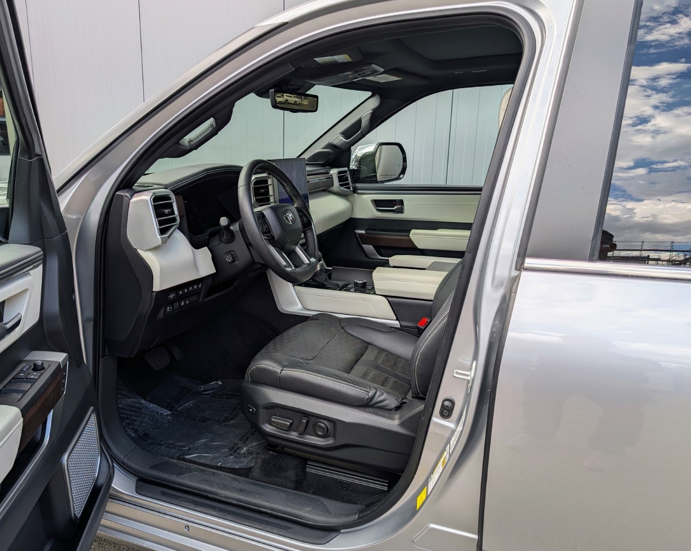 TOYOTA SEQUOIA Capstone Hybrid 4WD-showroom-element-3