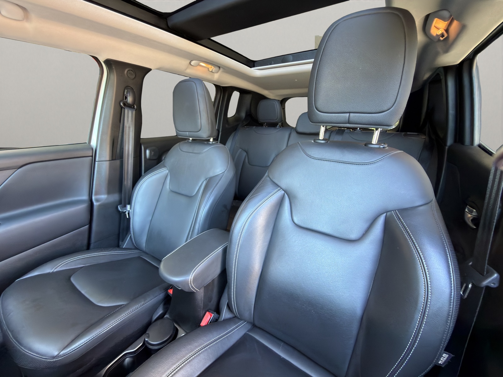 JEEP Renegade 1.3 Turbo Limited AWD-image-11