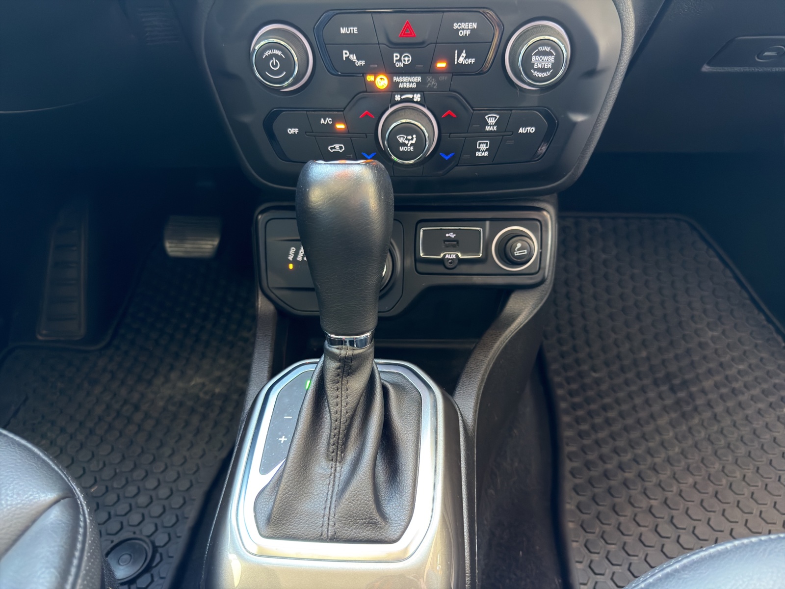 JEEP Renegade 1.3 Turbo Limited AWD-image-12
