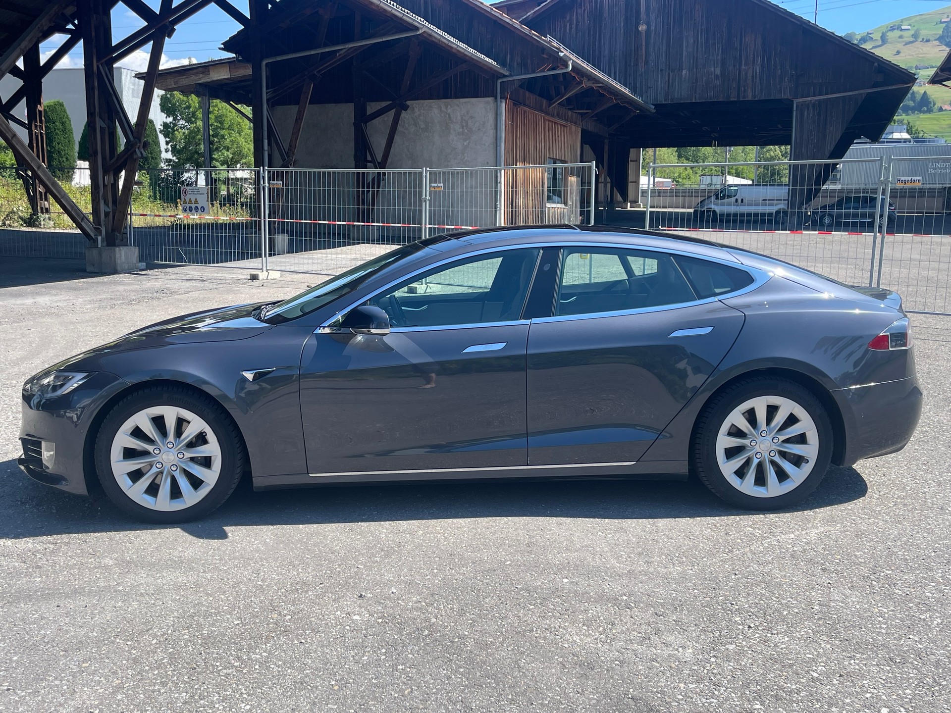 TESLA Model S 75 D-image-7