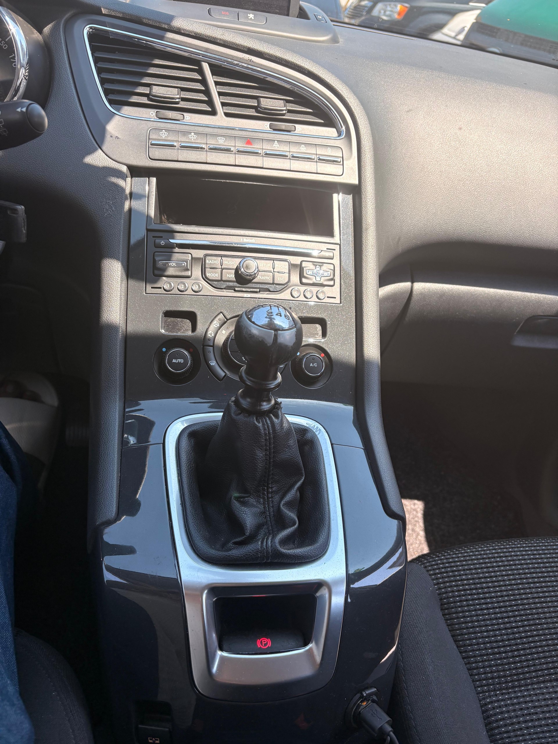 PEUGEOT 5008 2.0 HDI Active-image-7
