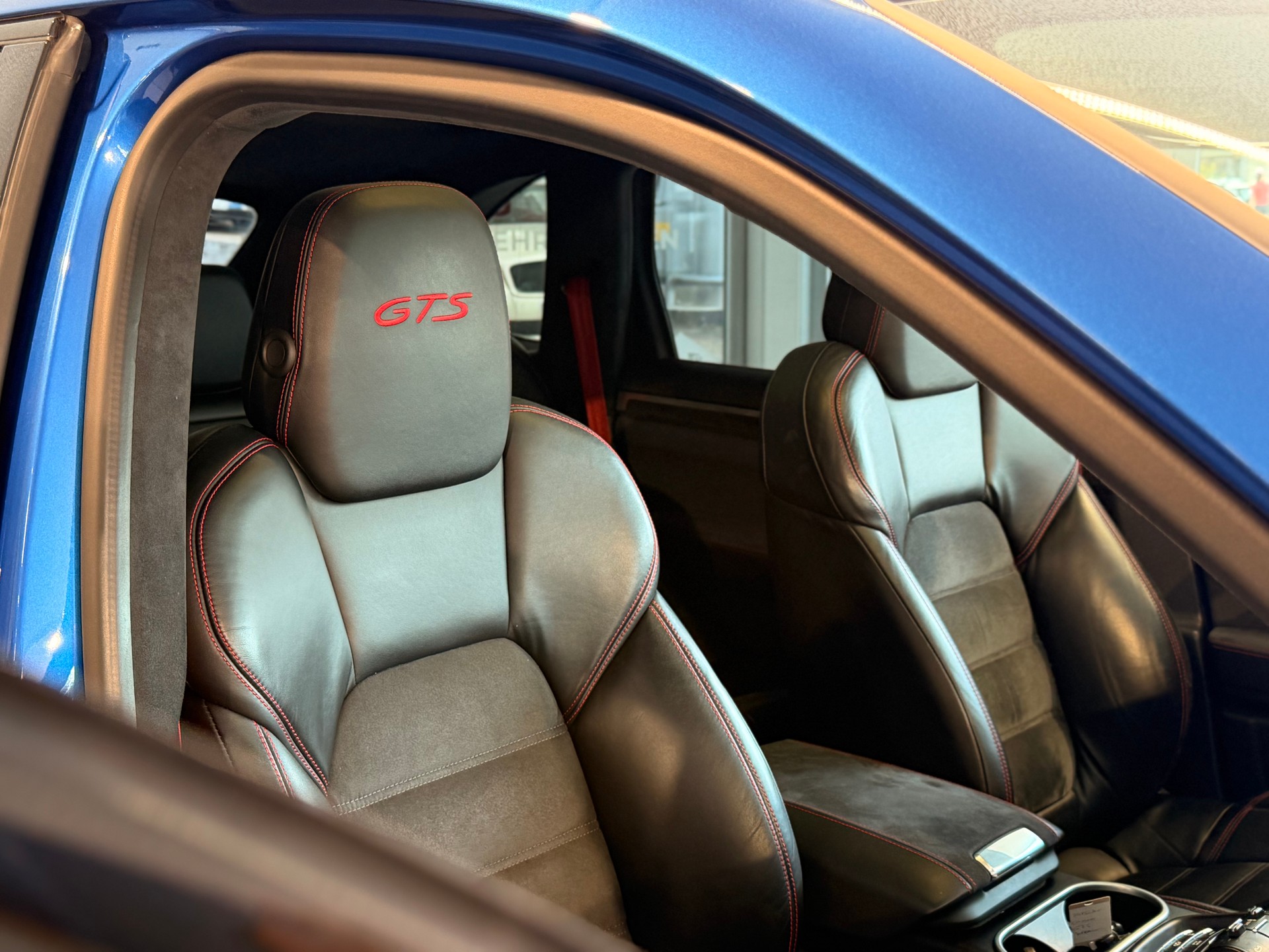 PORSCHE Cayenne GTS inkl. PORSCHE APPROVED-image-24