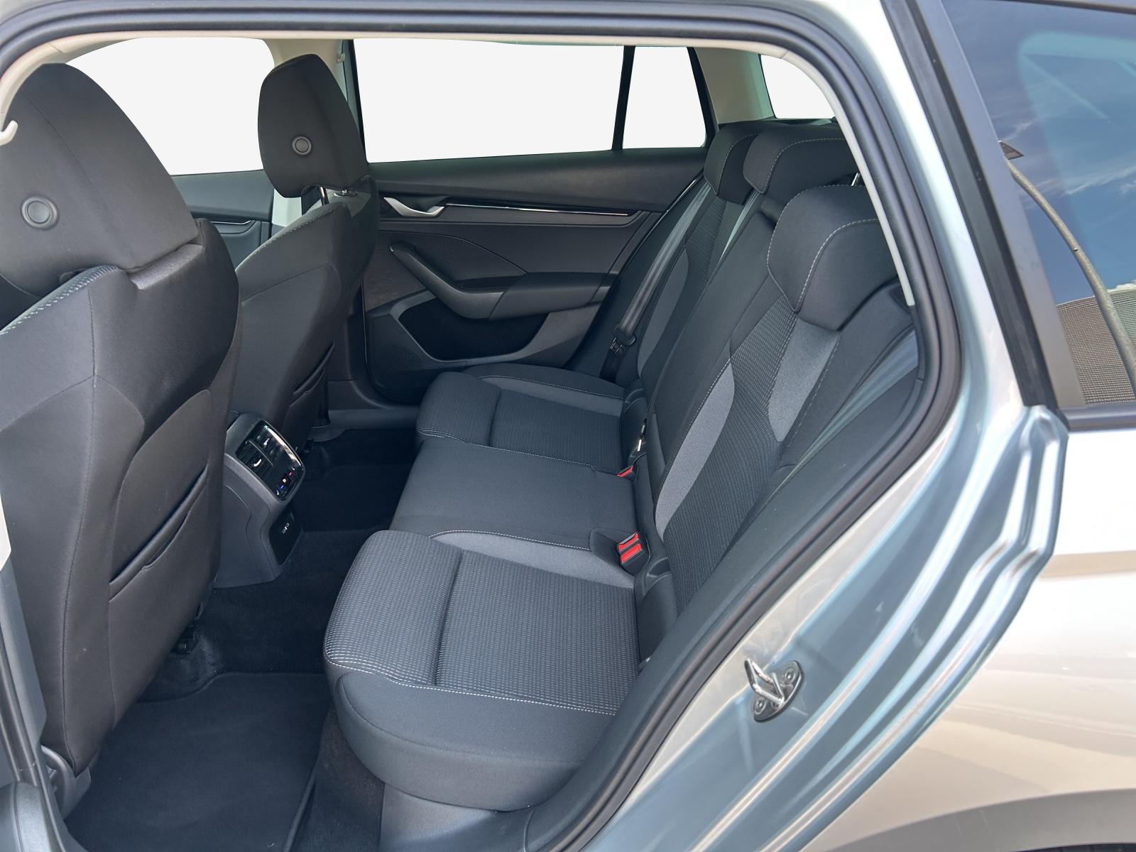 SKODA Octavia Combi 1.5 TSI mHEV DSG Dynamic-image-11